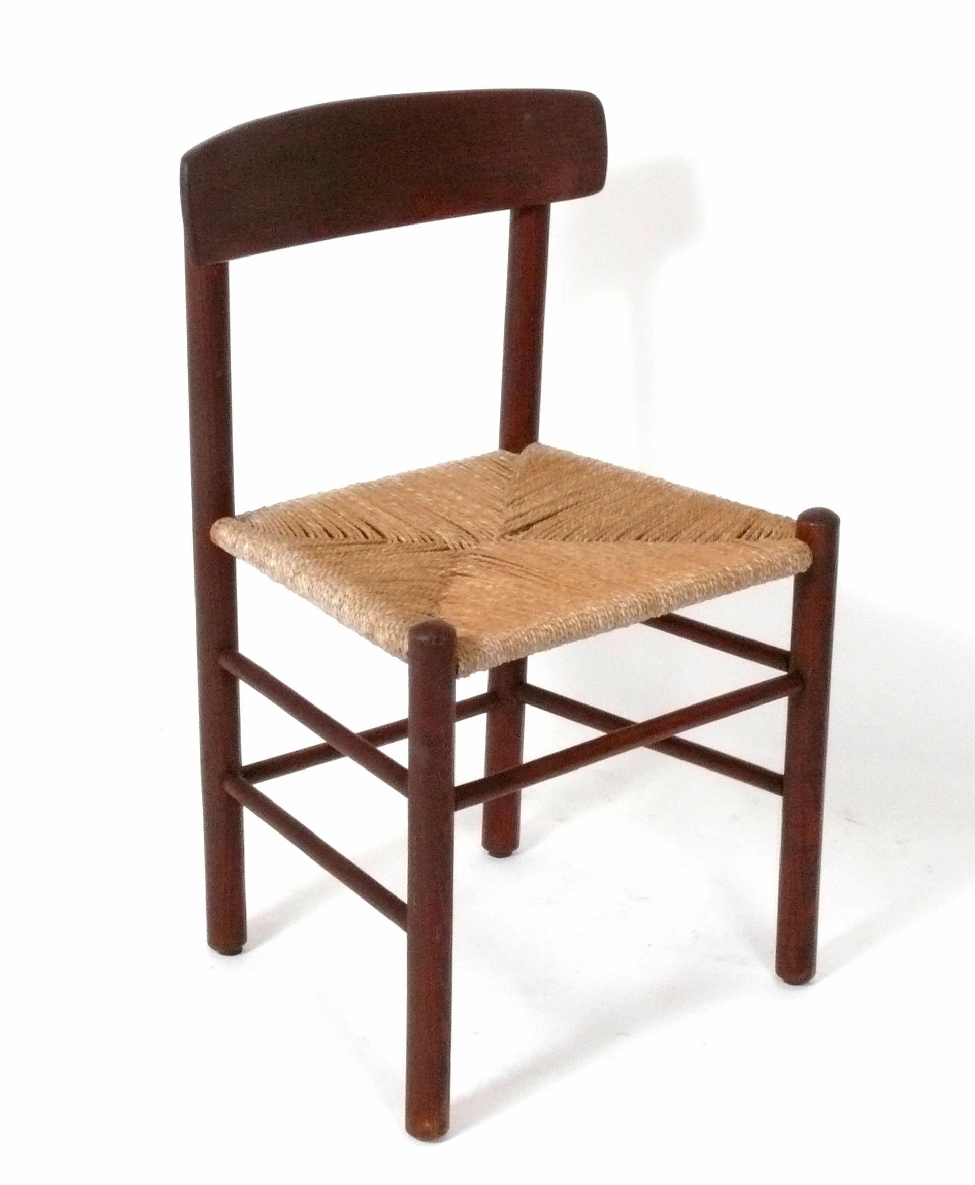 Sedie da pranzo moderne danesi, attribuite a Borg Mogensen, Danimarca, anni '60 circa. Si ritiene che siano costruiti con telai in teak e sedili in corda intrecciata. Sono stati puliti e oliati in Danimarca. 