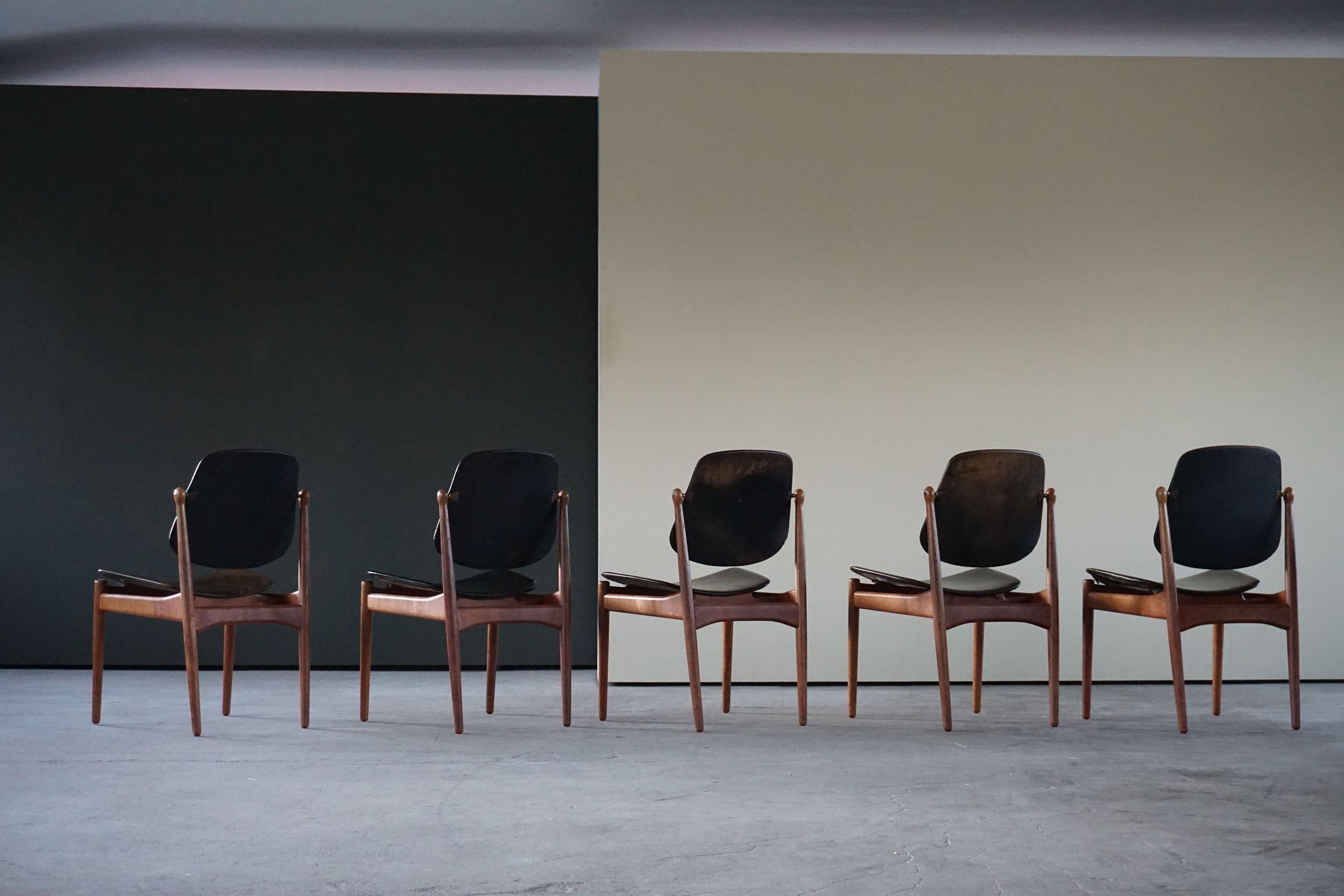 Danish modern dining chairs by Arne Vodder for France & Son, Model FD 183 in teak, 1960s. Set of 5.
The chairs show signs of wear.