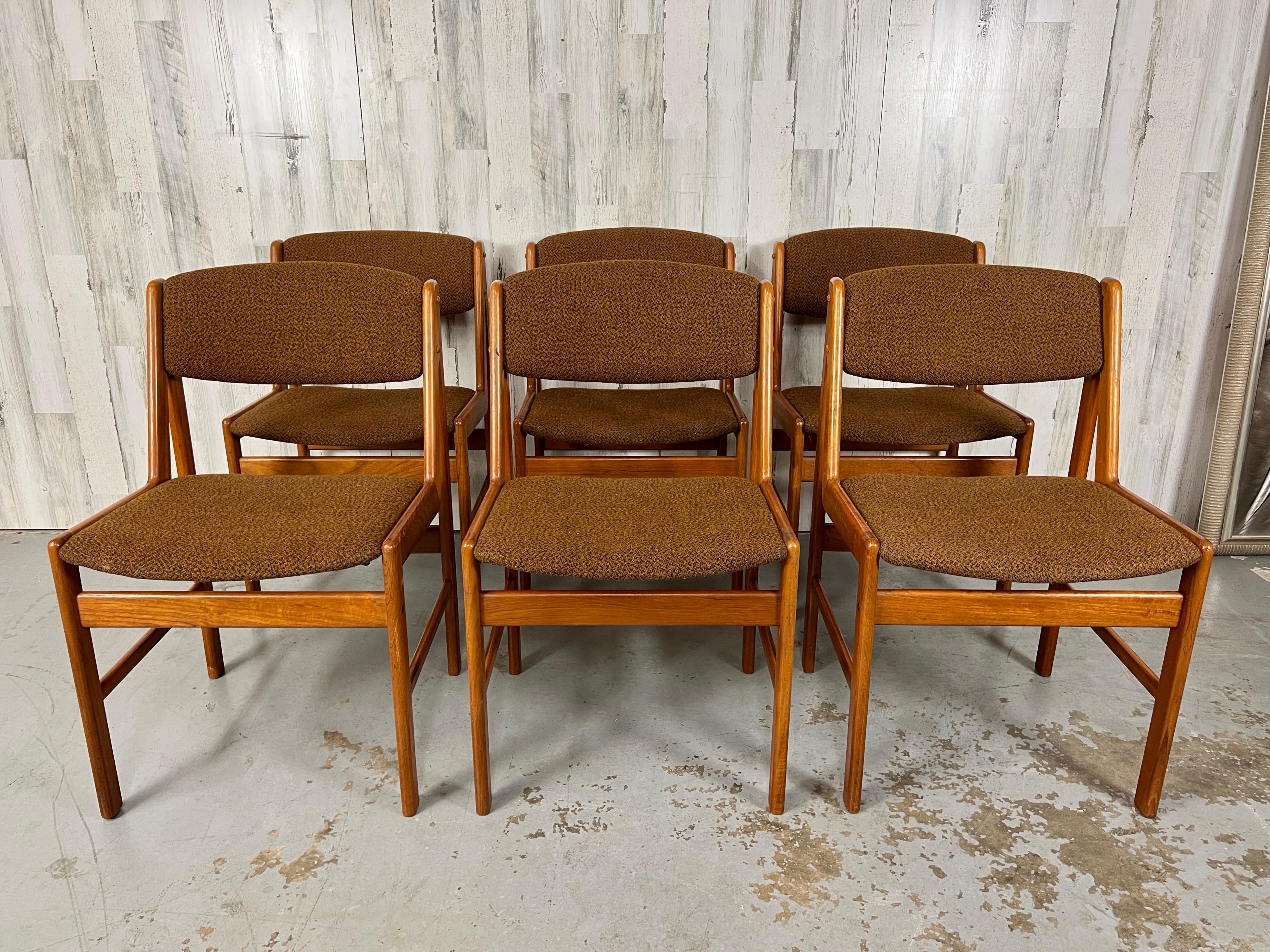 Set of six teak dining chairs by Artfurn company of Denmark with sculptual v-shaped frames.