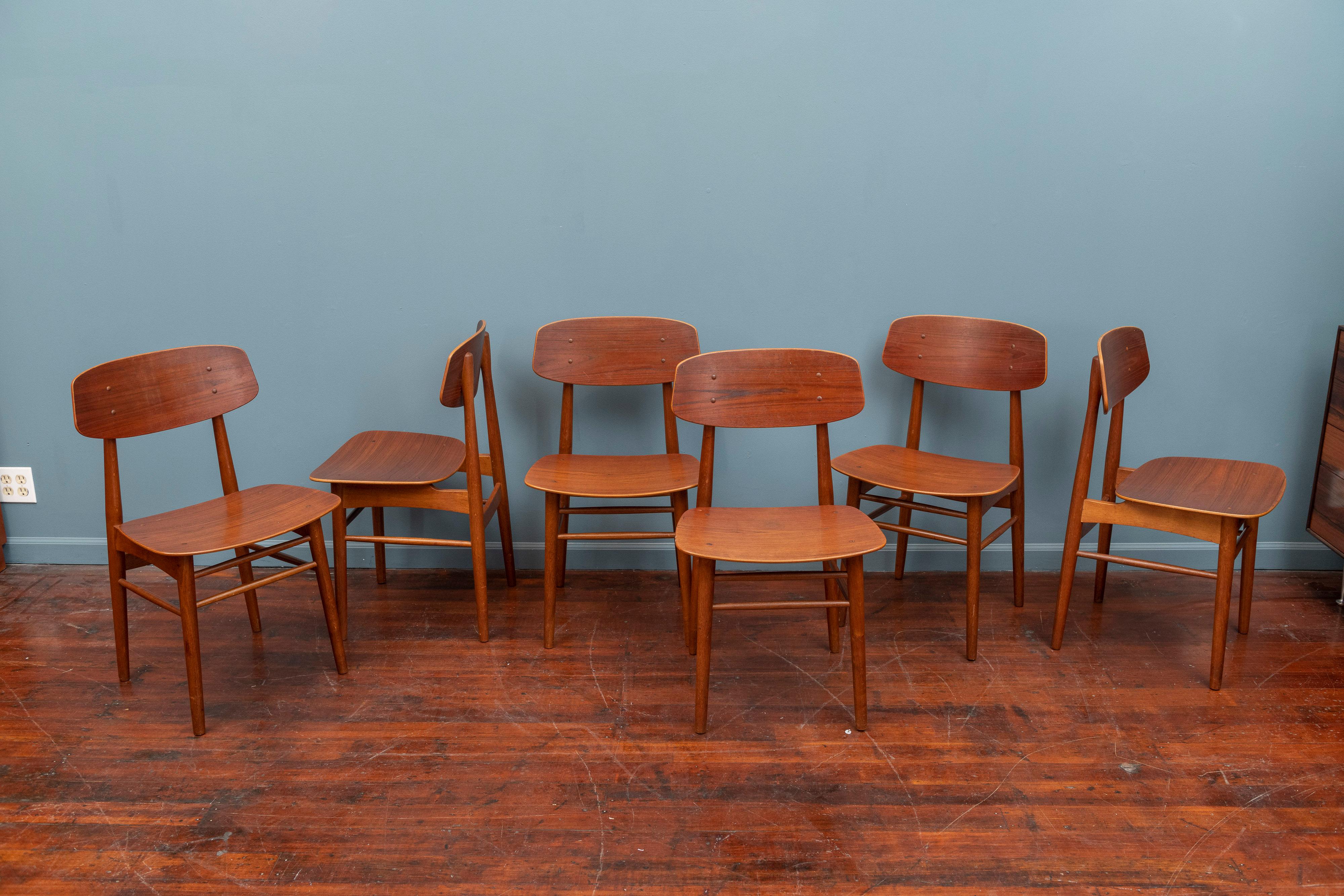 A beautiful set of six dining set designed by Børge Mogensen, manufactured by Søborg Møbelfabrik in Denmark, circa 1950. In very good to excellent condition. High quality construction with a Minimalist design aesthetic.
