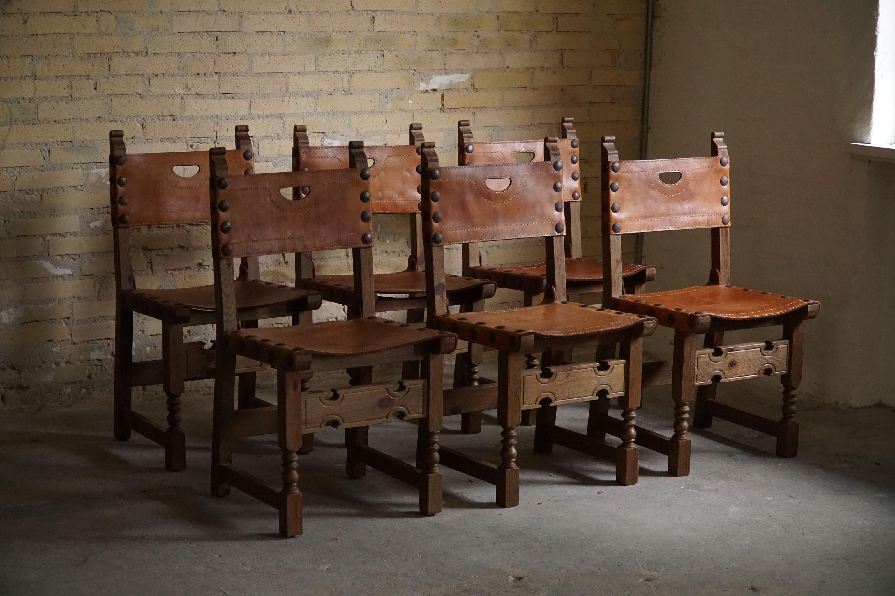 An unusual set of 6 dining chairs in leather and green stained pine. Made in Spain, by a Spanish Cabinetmaker. Ca 1950s. A rare sculptural set in a great vintage condition, with a warm patina.

Some similarities to the Danish Designers Kaare Klint
