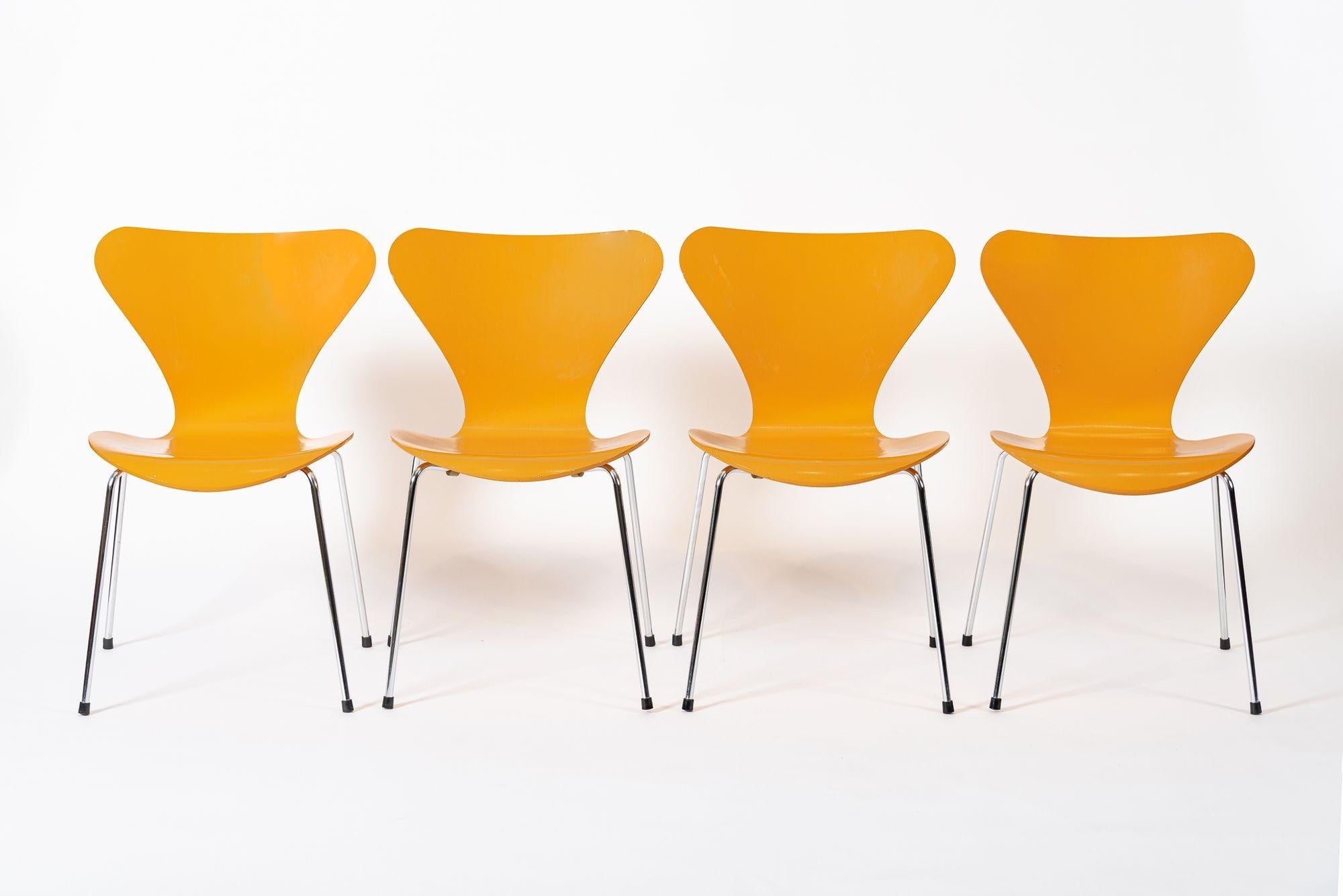 Dieser Satz von vier dänischen modernen Stühlen der Serie 7 Modell 3107 aus der Mitte des Jahrhunderts, entworfen von Arne Jacobsen für Fritz Hansen, wurde 1987 in Dänemark hergestellt. Dieses klassische dänische moderne Design hat eine klare,