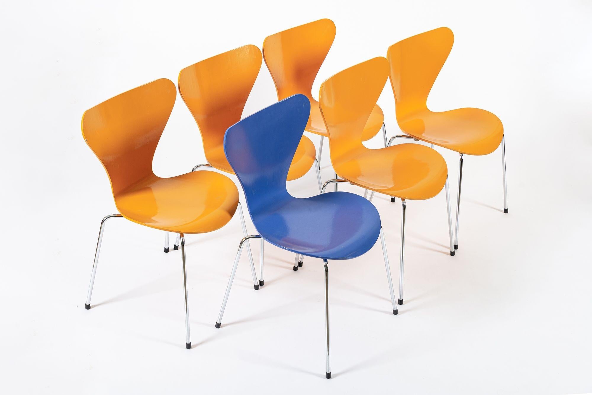 This set of six mid century Danish modern Series 7 Model 3107 chairs designed by Arne Jacobsen for Fritz Hansen were manufactured in Denmark in 1987 and 1991. The classic Danish modern design has a clean, minimalist aesthetic. This set features
