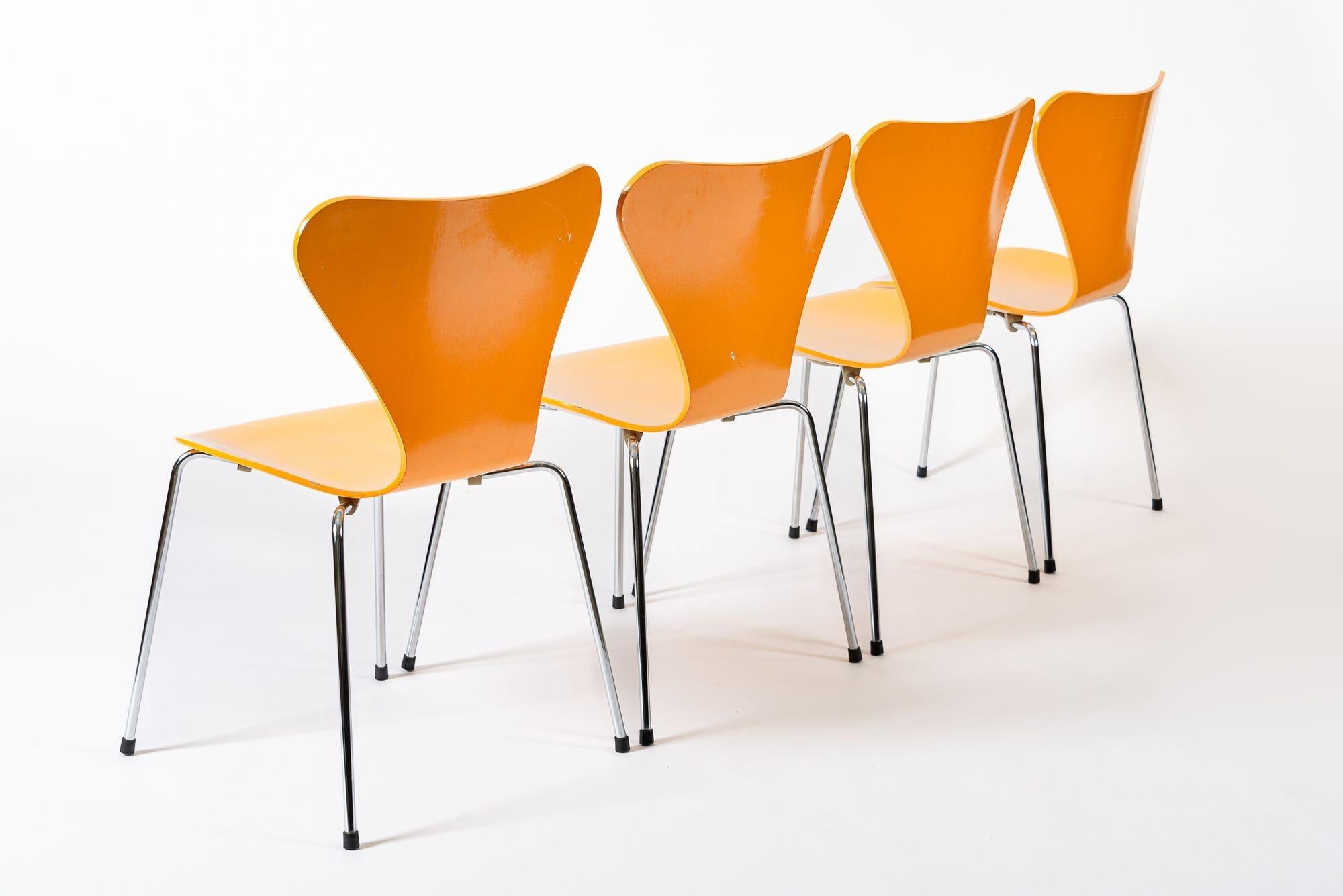 Dänische moderne Esszimmerstühle Serie 7 von Arne Jacobsen für Fritz Hansen im Zustand „Gut“ im Angebot in Detroit, MI