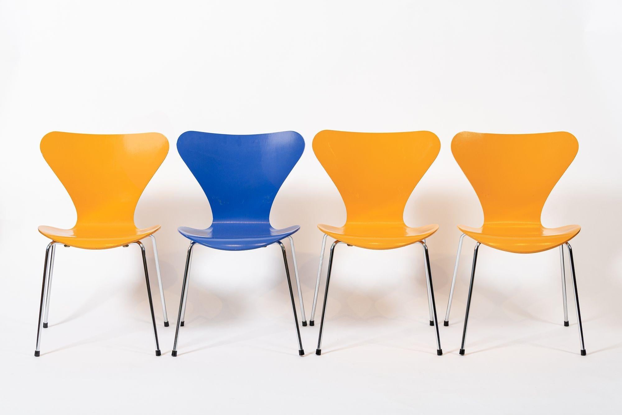 Danish Modern Dining Chairs Series 7 by Arne Jacobsen for Fritz Hansen In Good Condition For Sale In Detroit, MI