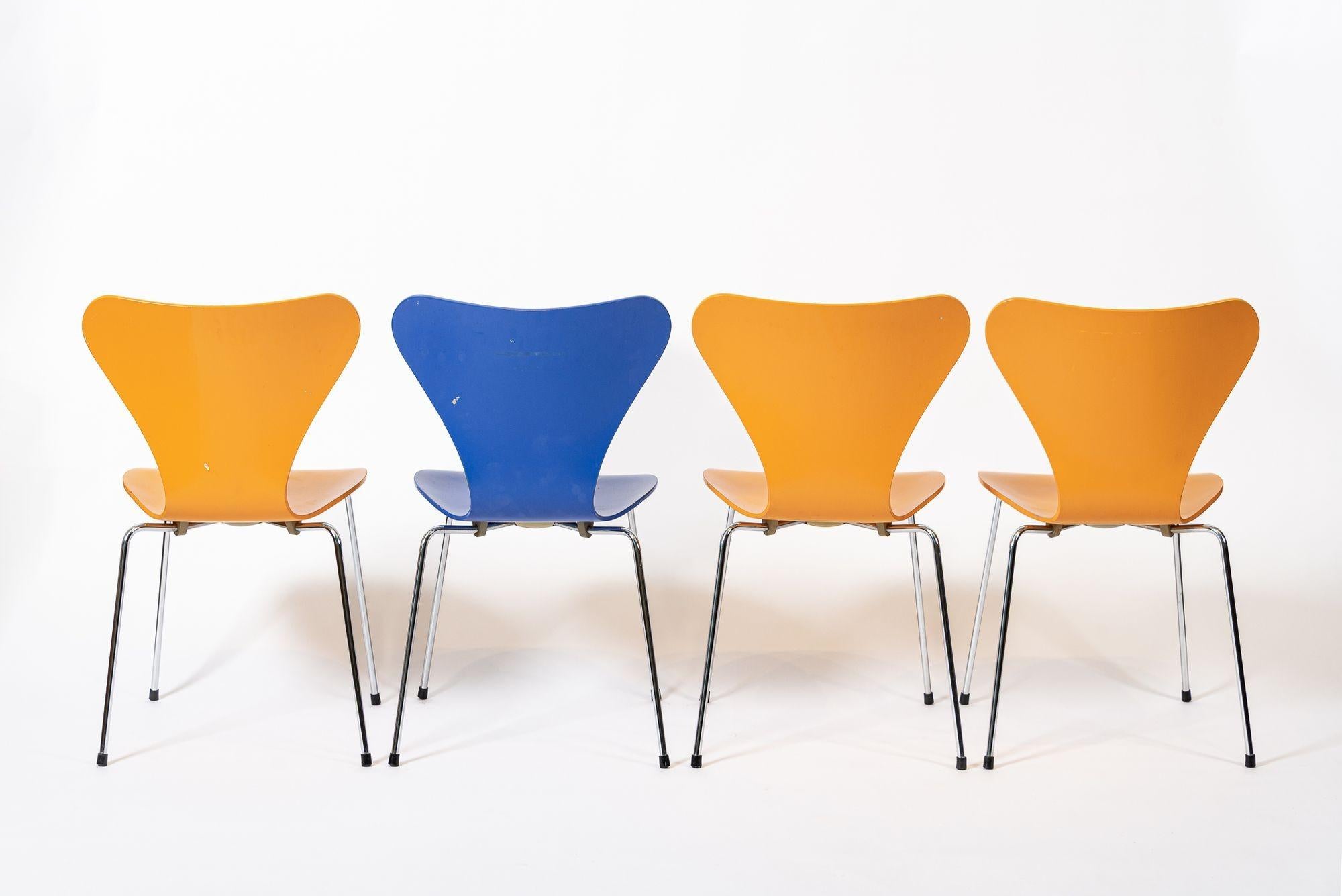 Late 20th Century Danish Modern Dining Chairs Series 7 by Arne Jacobsen for Fritz Hansen For Sale