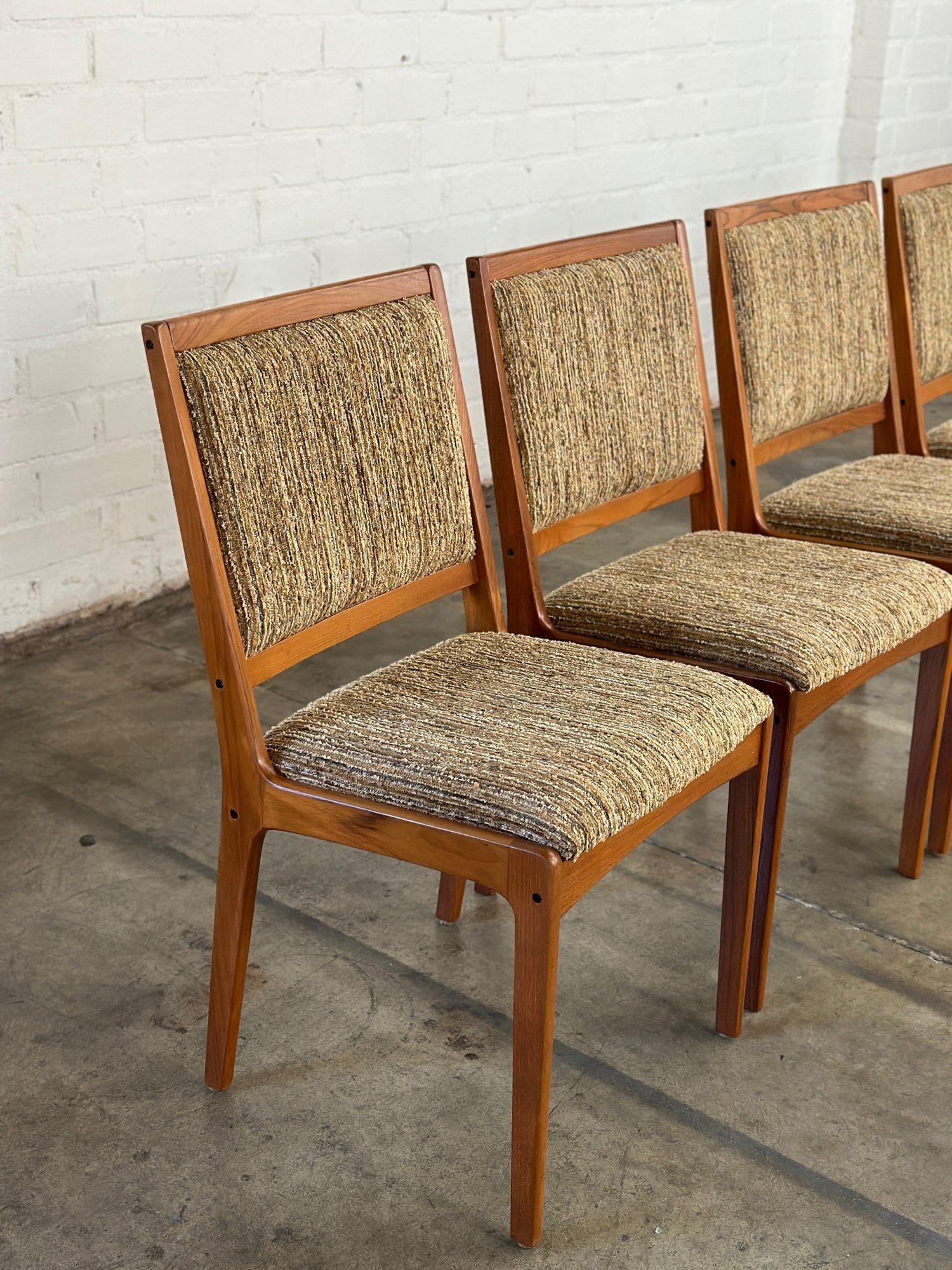 W19 D19 H33 SW16.5 SD17 SH18

Fully Restored Teak Dining Chairs with Fresh Upholstery. Chairs have fresh fun nubby soft tweed fabric. Chairs are all sturdy and sound with no major areas of wear. Price is for the set of six. 
