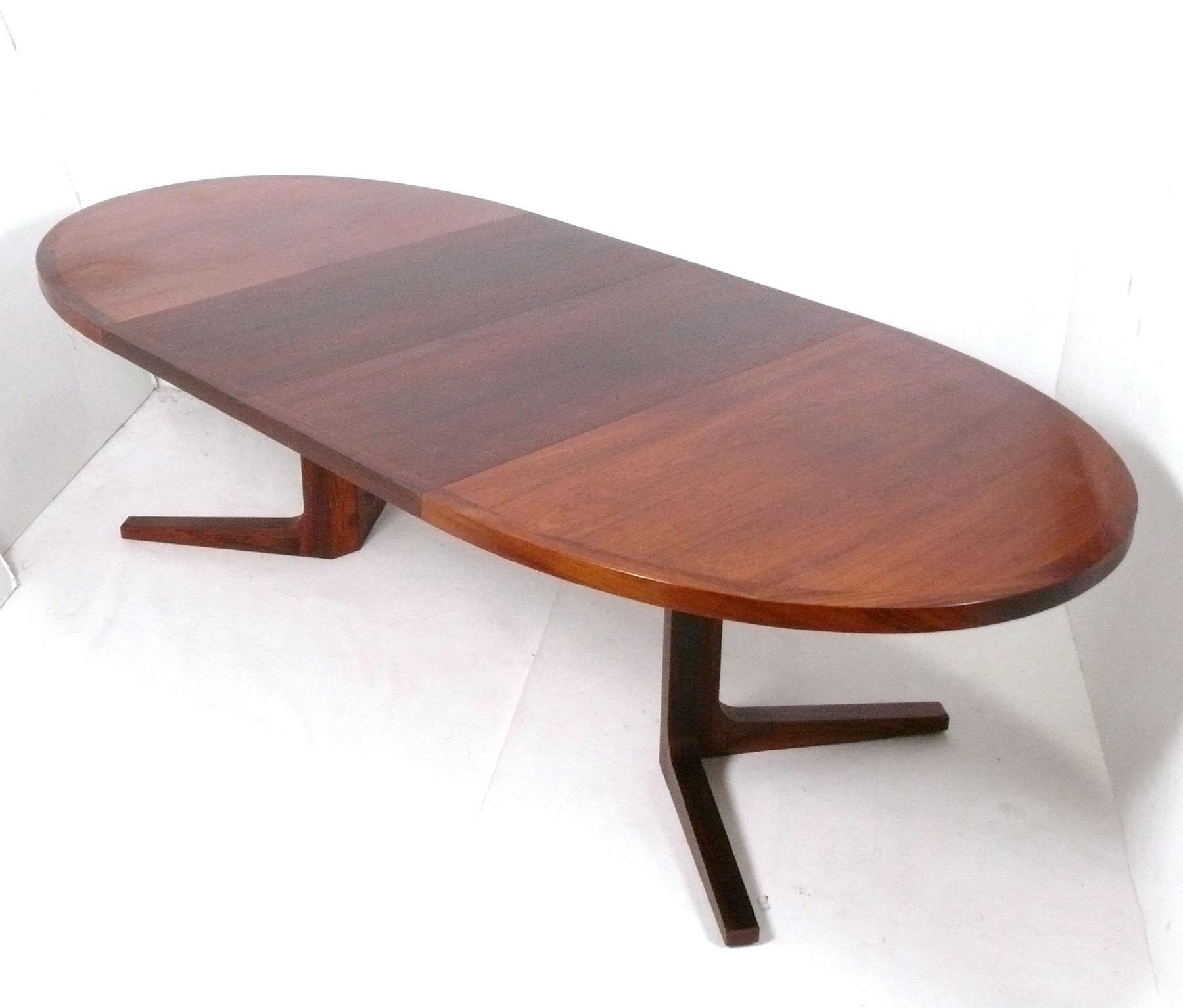 Mid-Century Modern Table de salle à manger danoise moderne par Dyrlund en vente