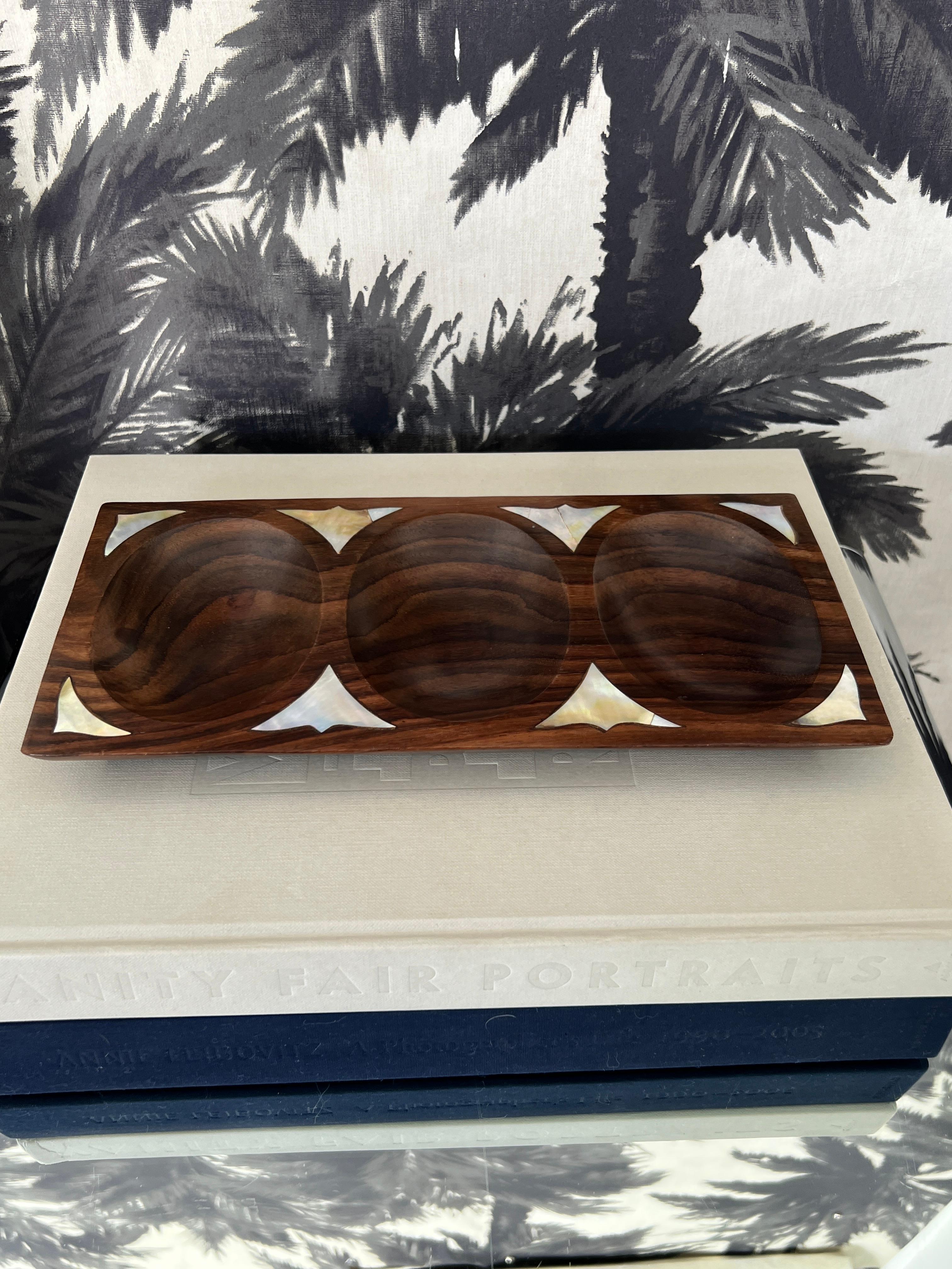 Skandinavisch-modernes geteiltes Serviertablett oder Auffangschale. Das aus einem einzigen Stück Palisanderholz handgefertigte Tablett weist geometrische Intarsien aus exotischen Perlmuttmuscheln auf. Mit drei handgeschnitzten Fächern, die die