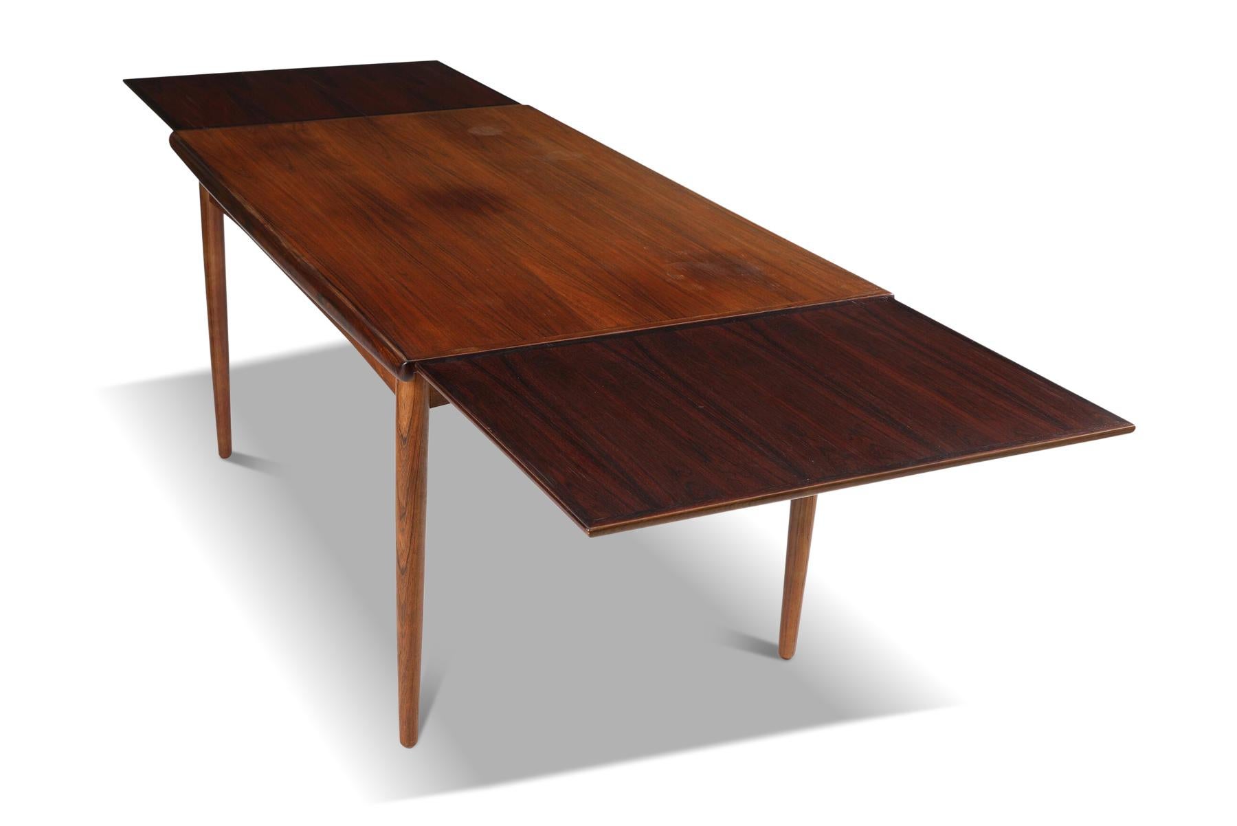 Danish Modern Draw Leaf Dining Table in Rosewood In Good Condition For Sale In Berkeley, CA
