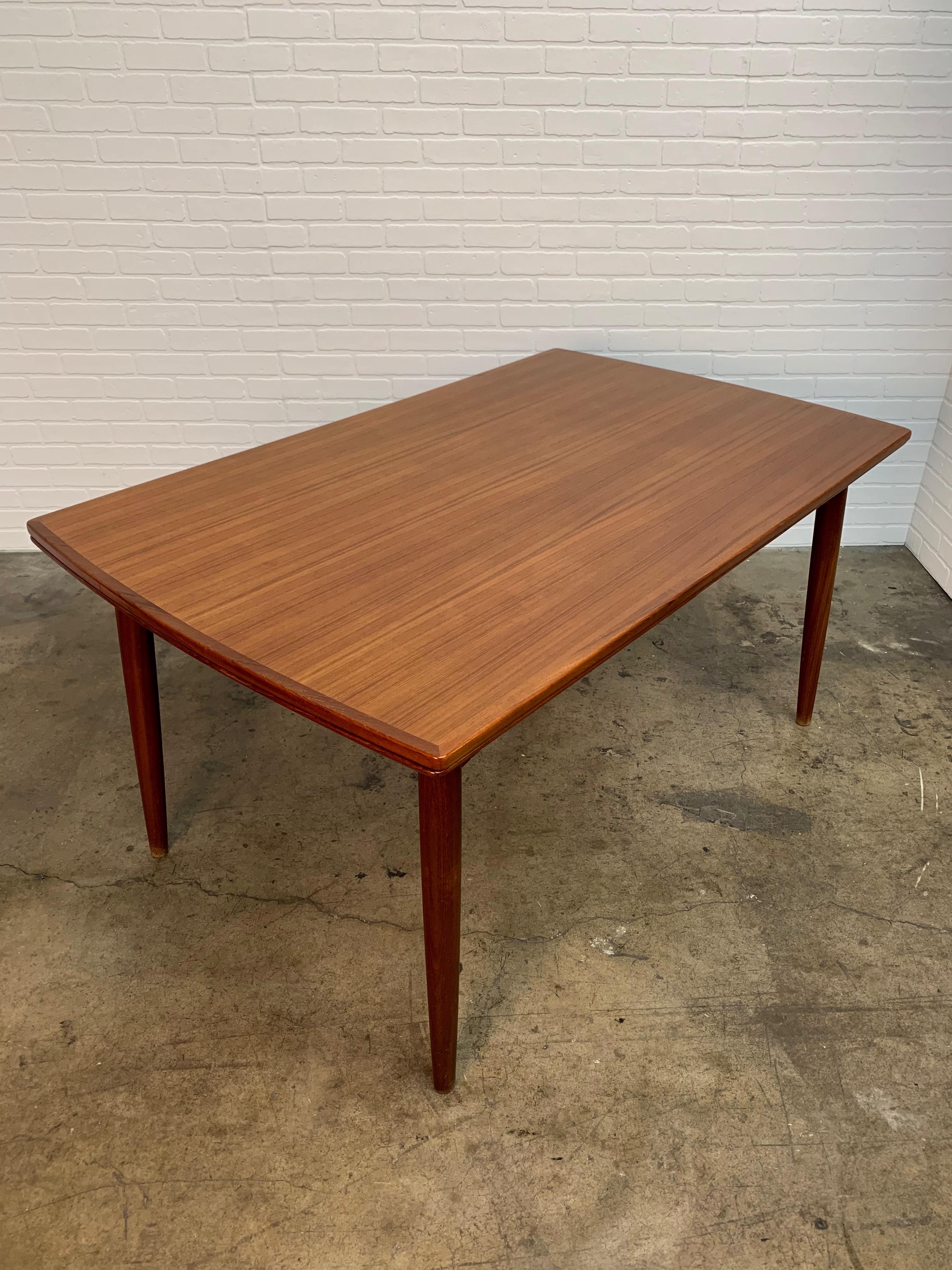 Teak dining table with retractable leaves in very good original condition
Table measures 57.25