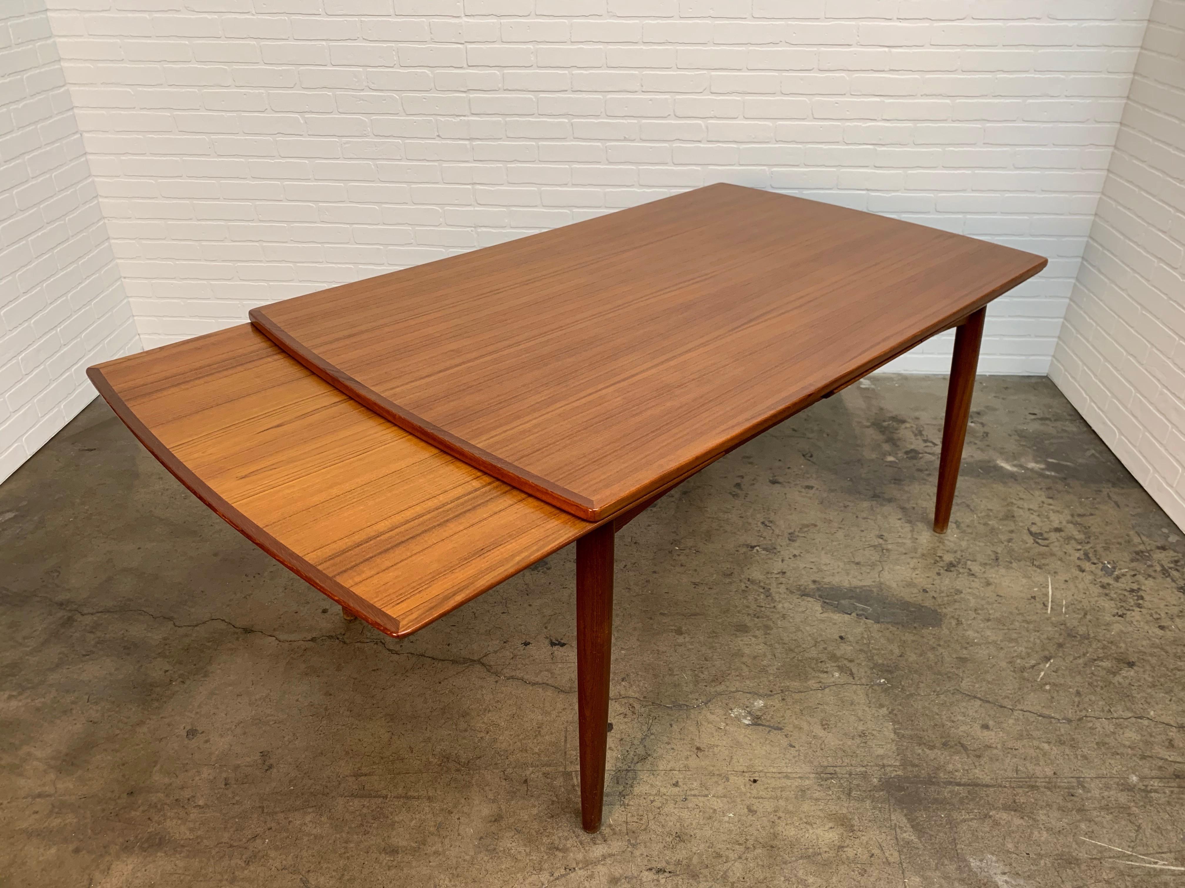 Danish Modern Draw Leaf Table by Gudme Møbelfabrik In Good Condition In Denton, TX