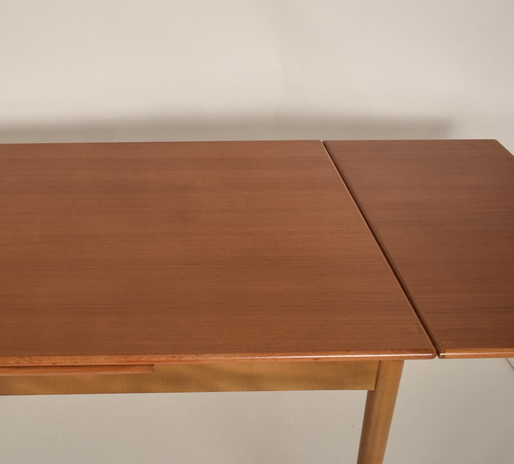 Danish modern draw leaf teak extending dining table  manufactured by AM Møbler  For Sale 4