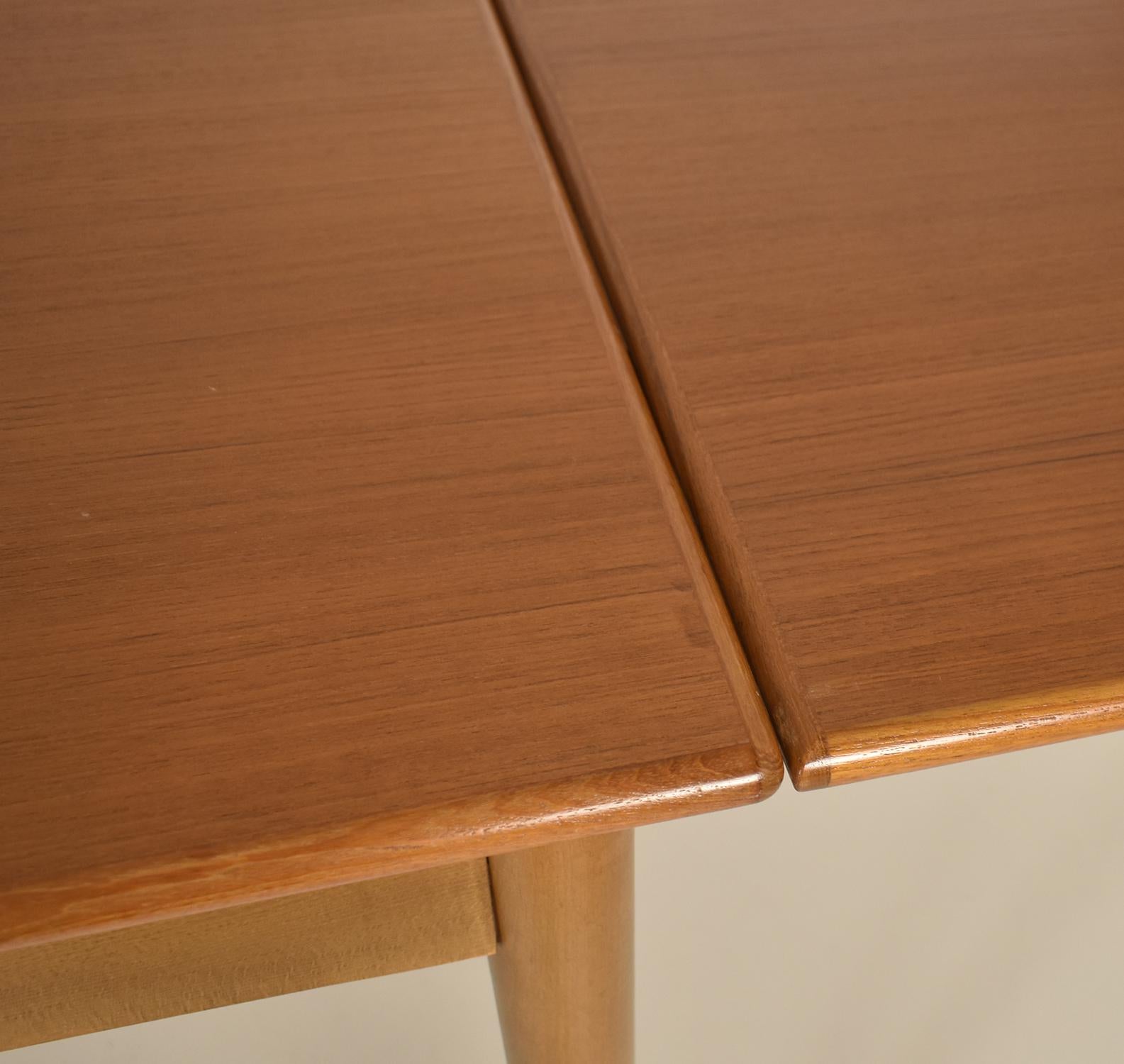 Danish modern draw leaf teak extending dining table  manufactured by AM Møbler  For Sale 5