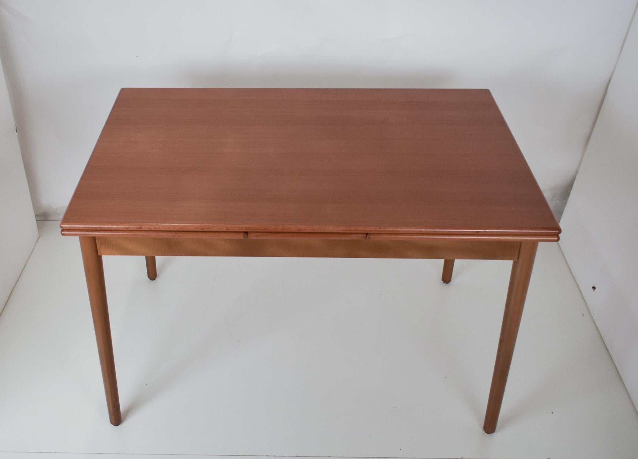 Danish modern draw leaf teak extending dining table  manufactured by AM Møbler  In Good Condition For Sale In Barcelona, Cataluna