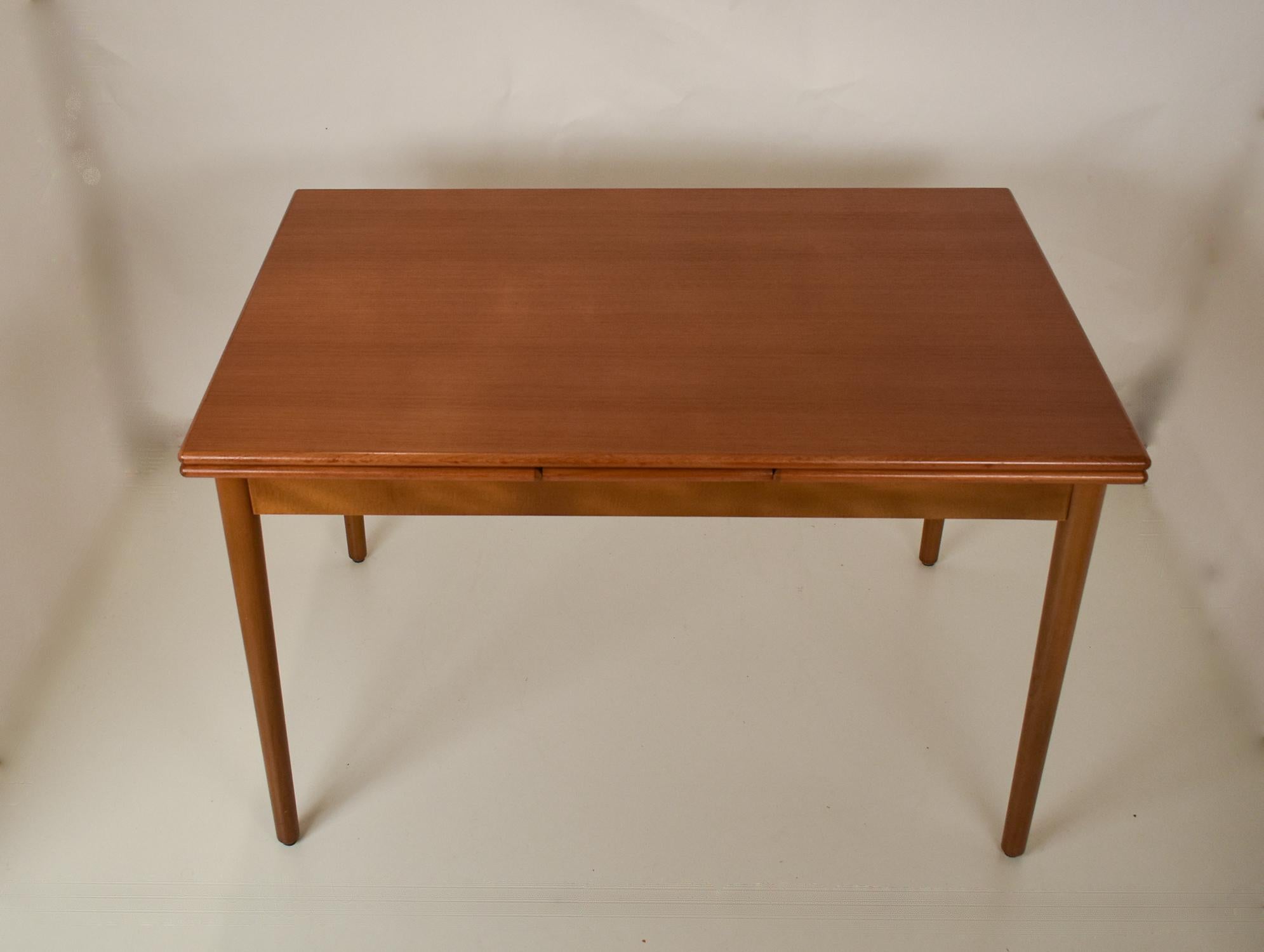 Danish modern draw leaf teak extending dining table  manufactured by AM Møbler  For Sale 1