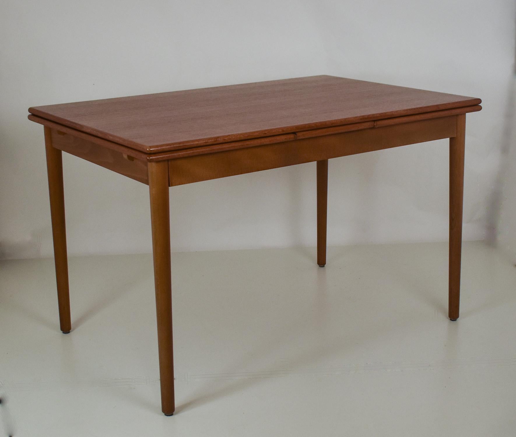 Danish modern draw leaf teak extending dining table  manufactured by AM Møbler  For Sale 3
