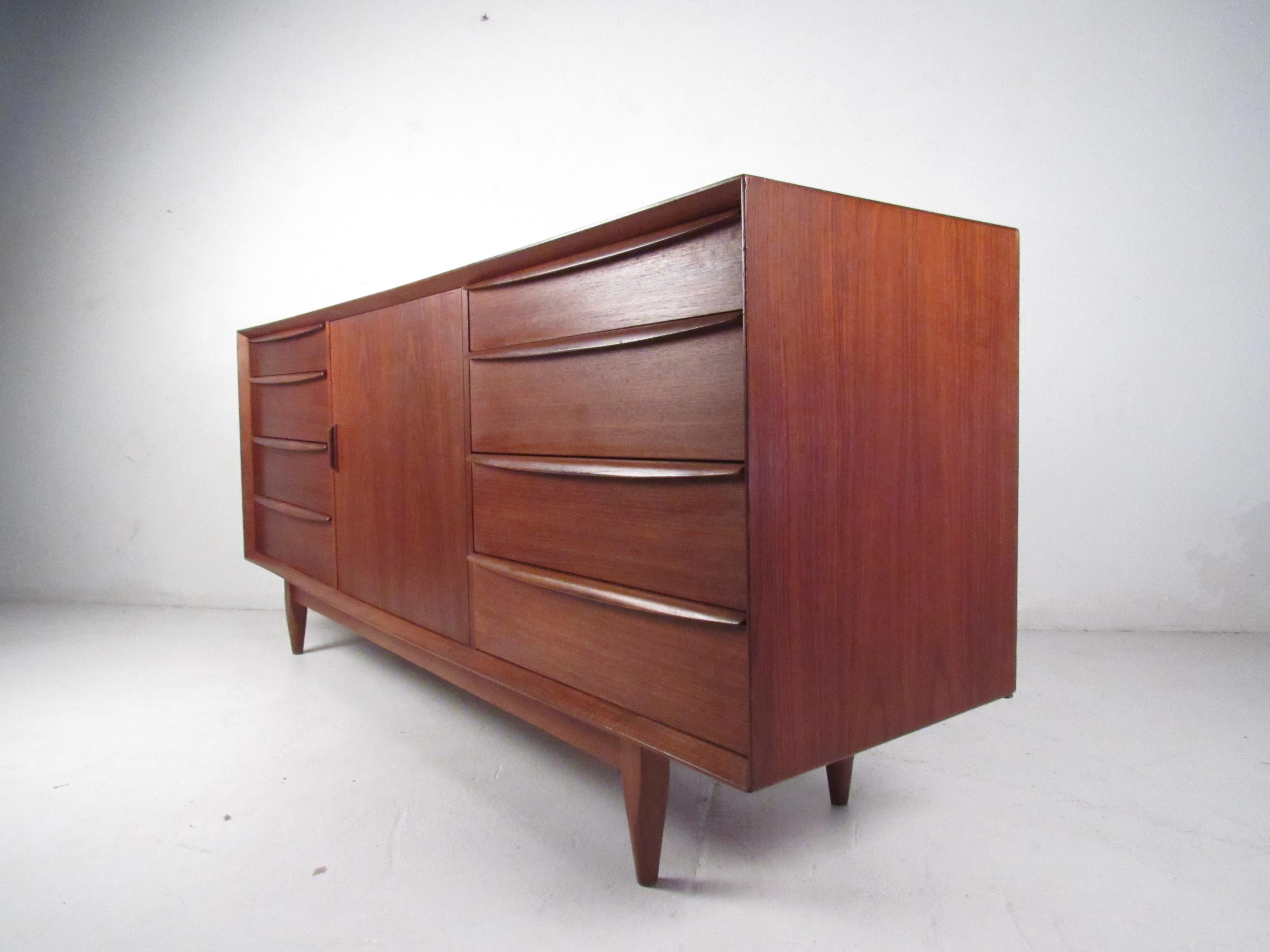 Danish Modern Dresser by Arne Wahl Iversen For Sale 4