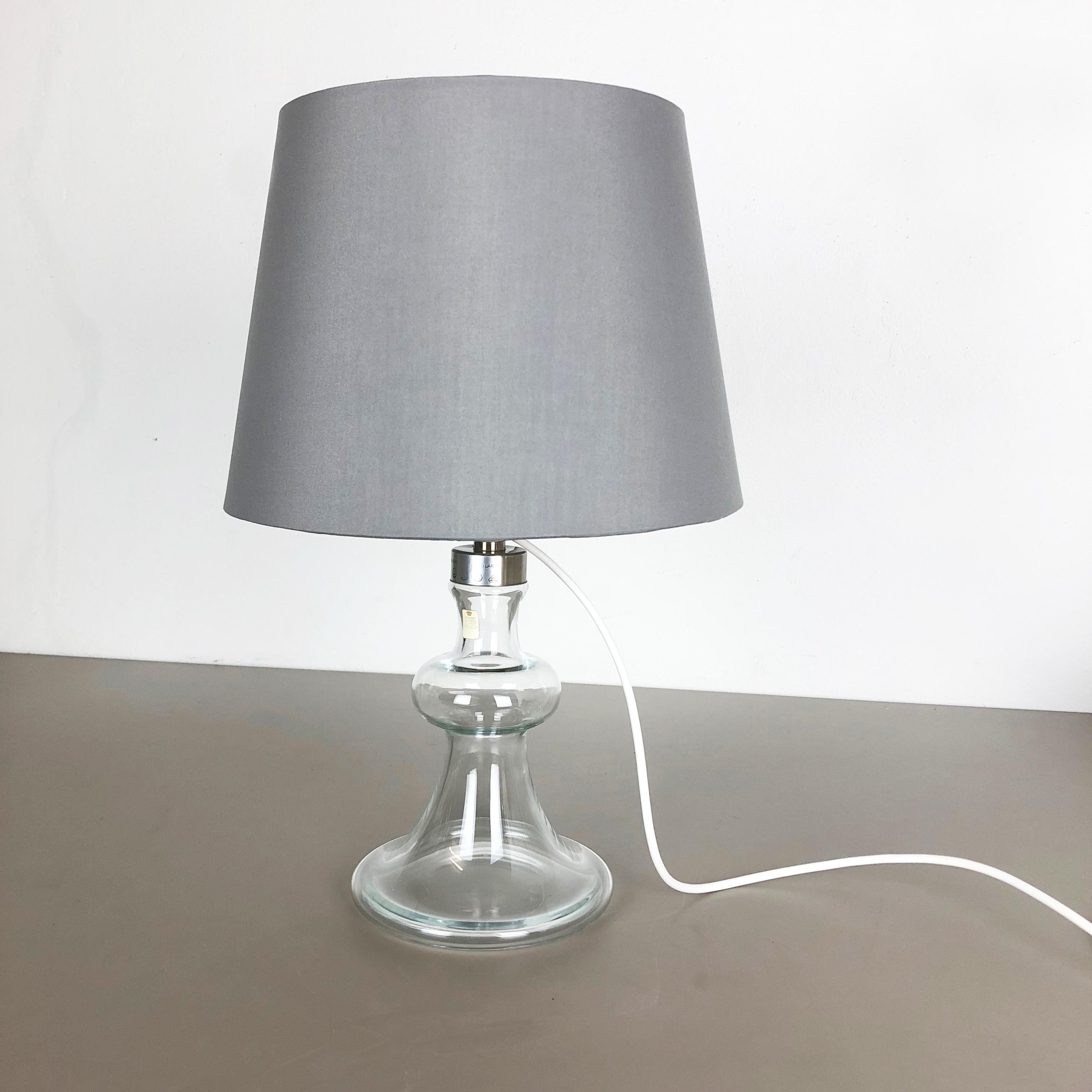 Articolo:

base per lampada da tavolo in vetro


Produttore:

Holmegaard, Danimarca


Decennio:

1970s





Questa originale base in vetro vintage è stata progettata e prodotta da Holmegaard in Danimarca negli anni Settanta. È