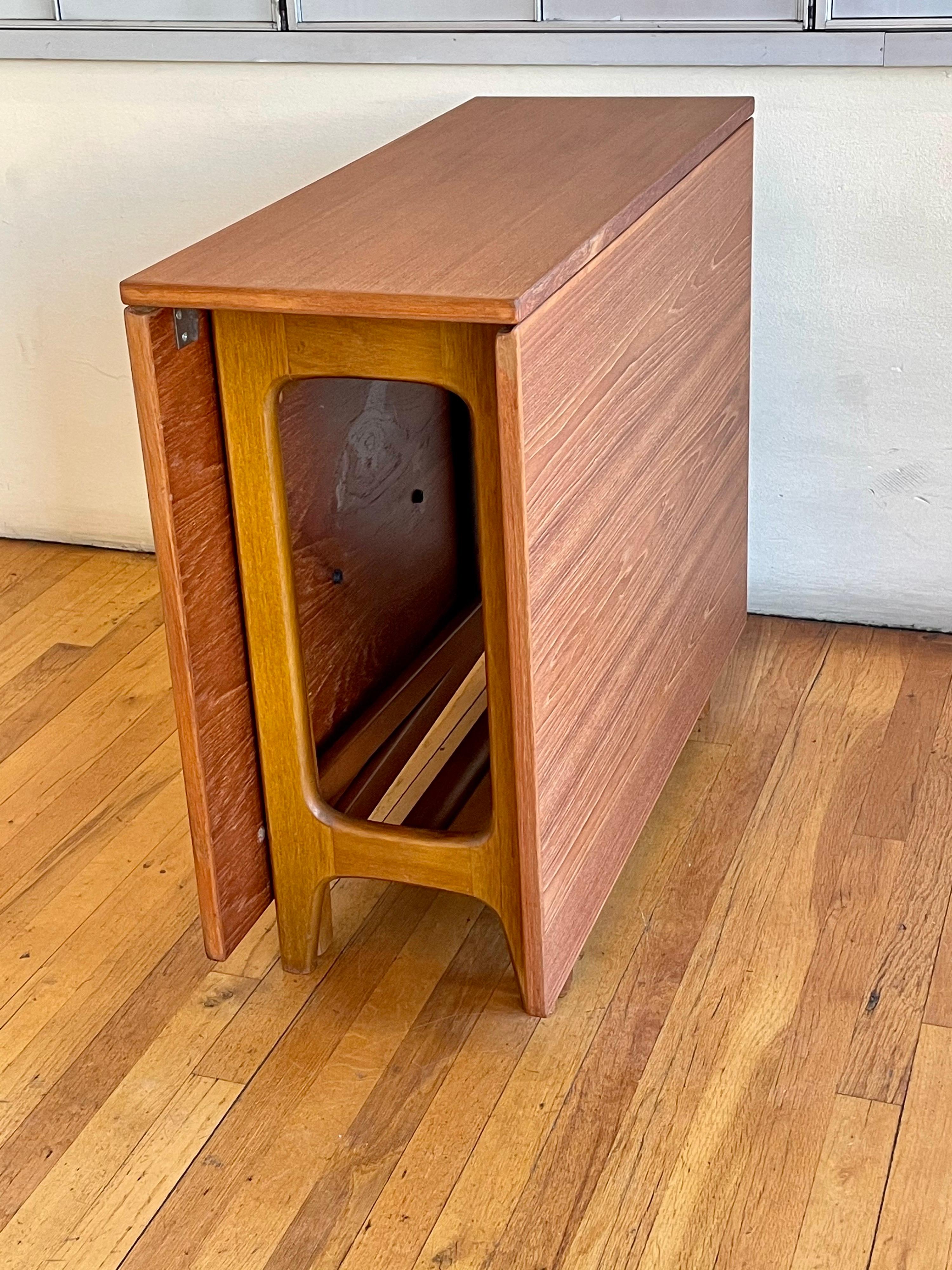 Danish Modern Drop-Leaf Teak Dining Table In Excellent Condition In San Diego, CA