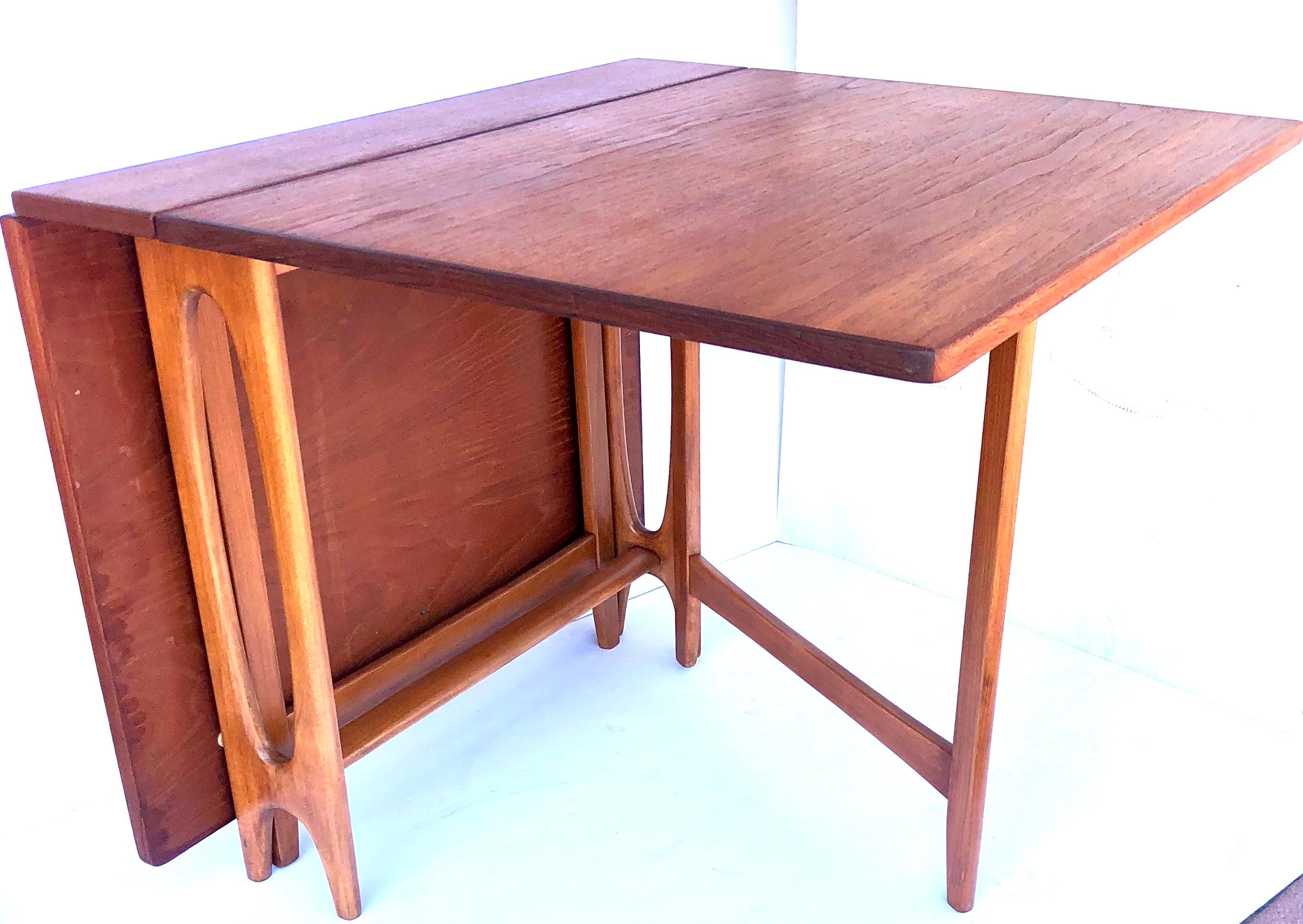 Danish Modern Drop-Leaf Teak Table by Bendt Winge for Kleppes Møbelfabrikk In Good Condition In San Diego, CA