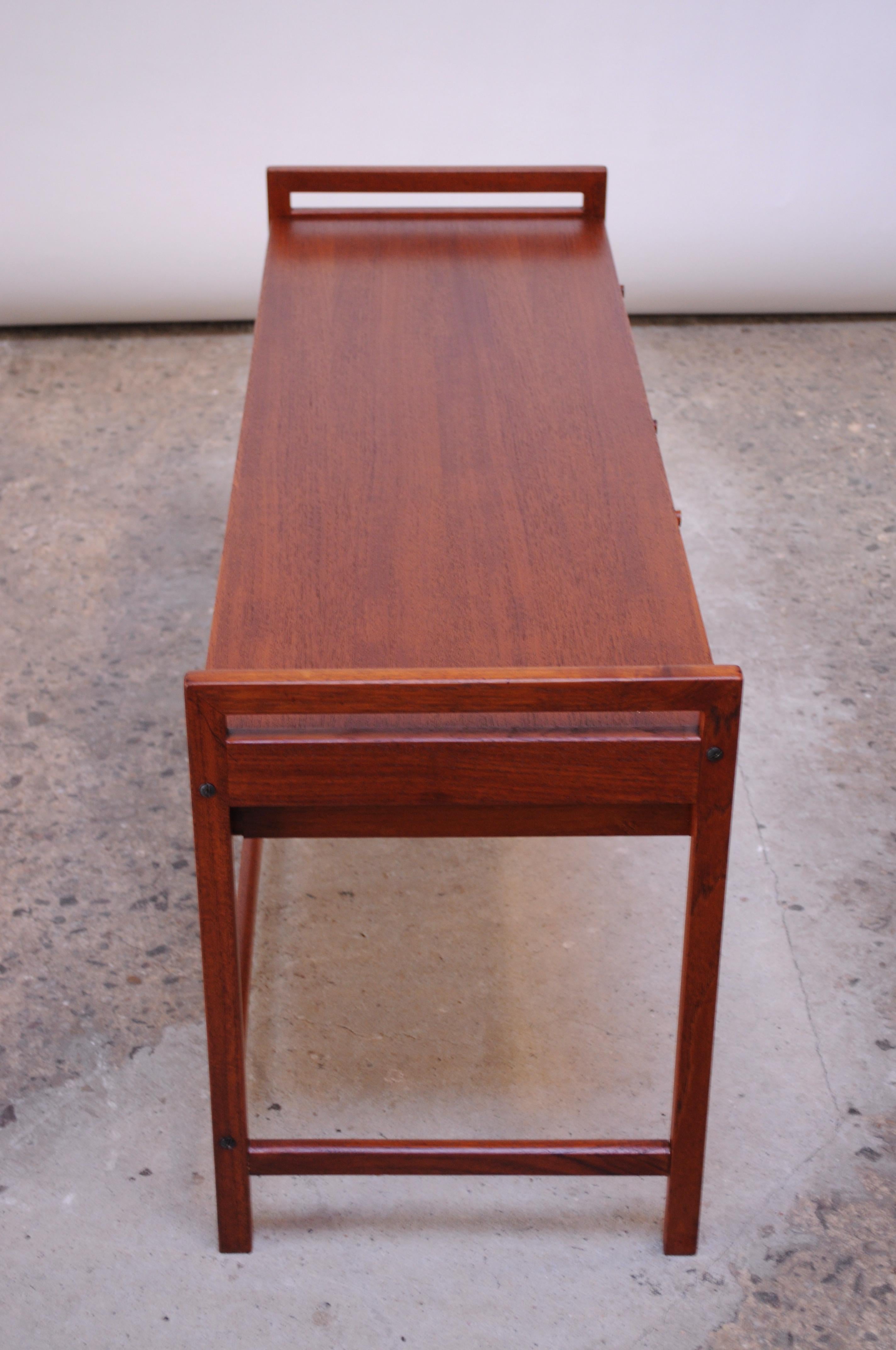 Danish Modern Dual-Drawer Teak Media Stand im Angebot 3