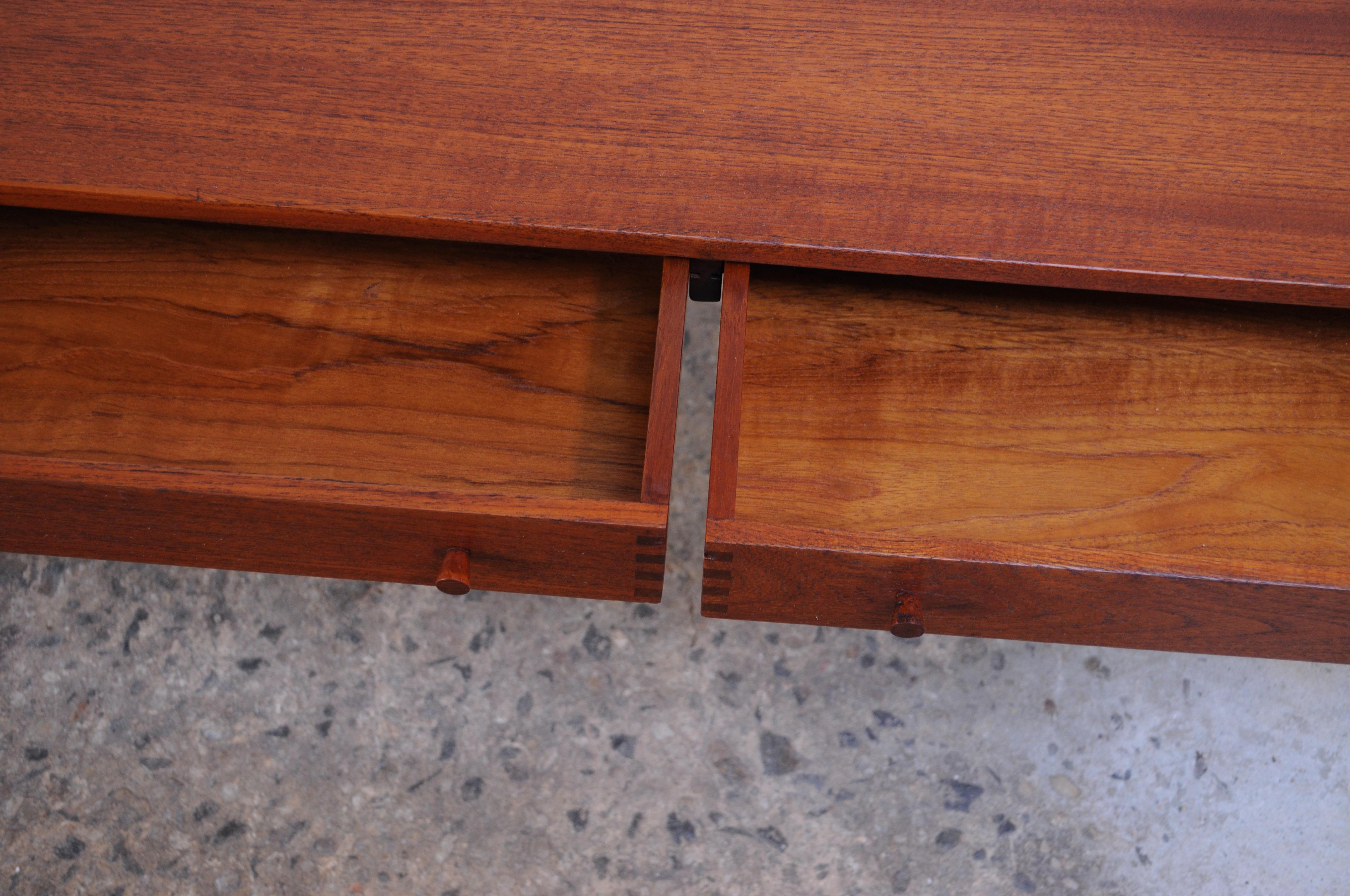 Danish Modern Dual-Drawer Teak Media Stand im Angebot 6