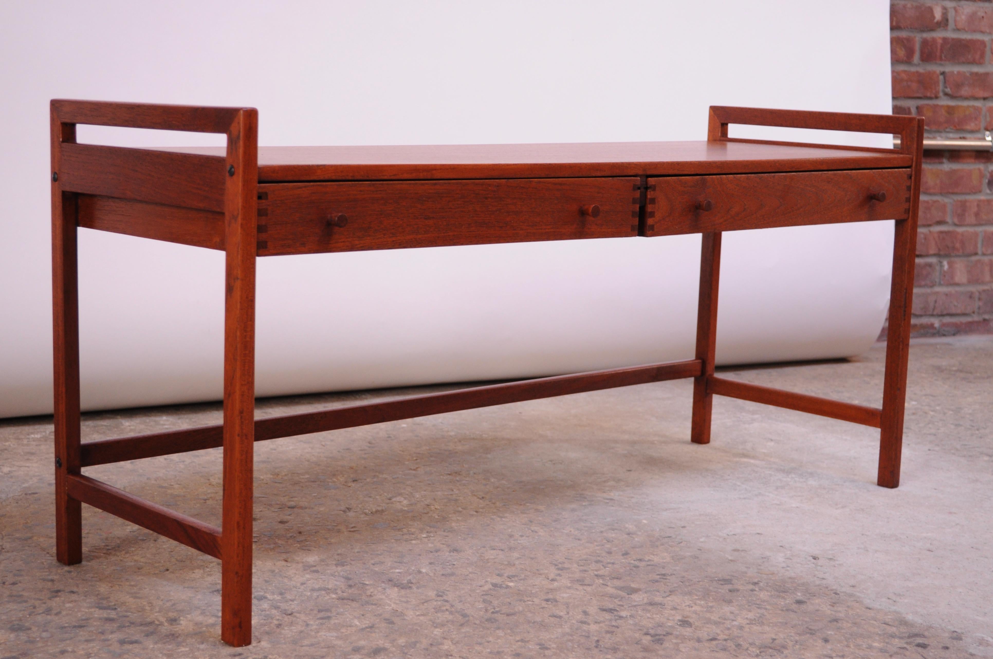1960s Danish teak media stand, ideal for a turntable / stereo or tv with two shallow drawers for storing accessories. 
Quality, dovetail details present along with sculptural drawers pulls. 
Measures: H: 19
