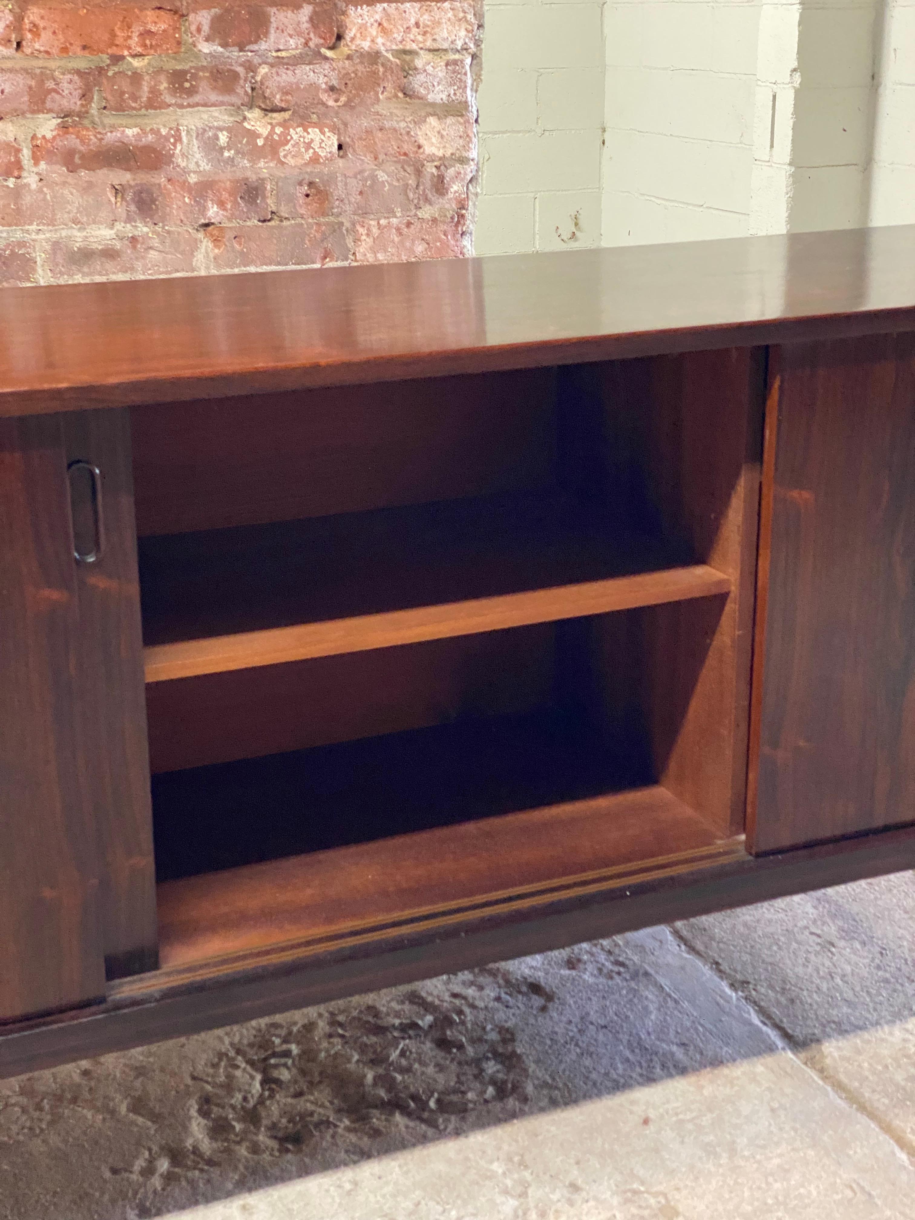Credenza moderna danese Dyrlund a tre ante scorrevoli in legno di palissandro in vendita 2