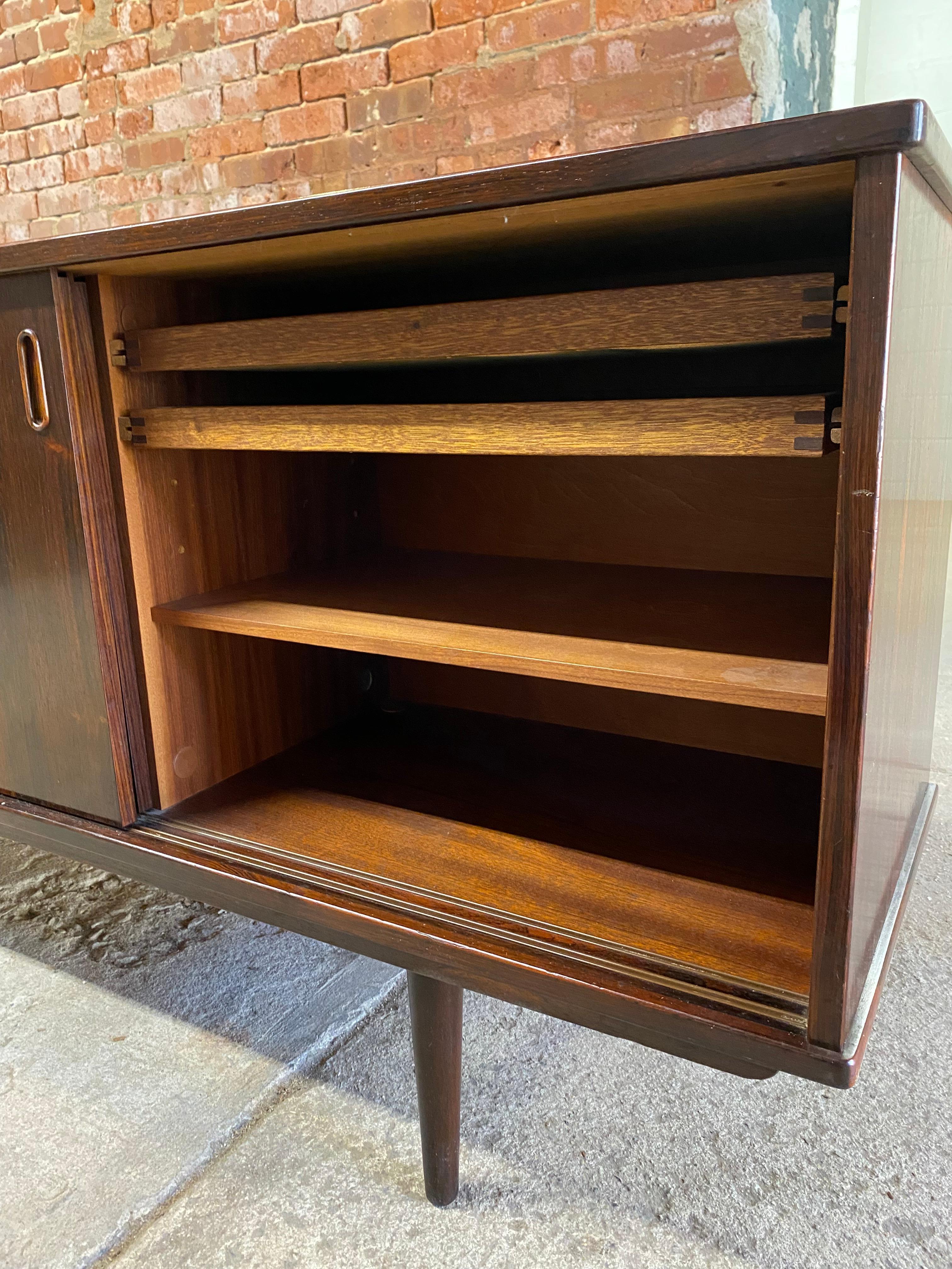 Credenza moderna danese Dyrlund a tre ante scorrevoli in legno di palissandro in vendita 3