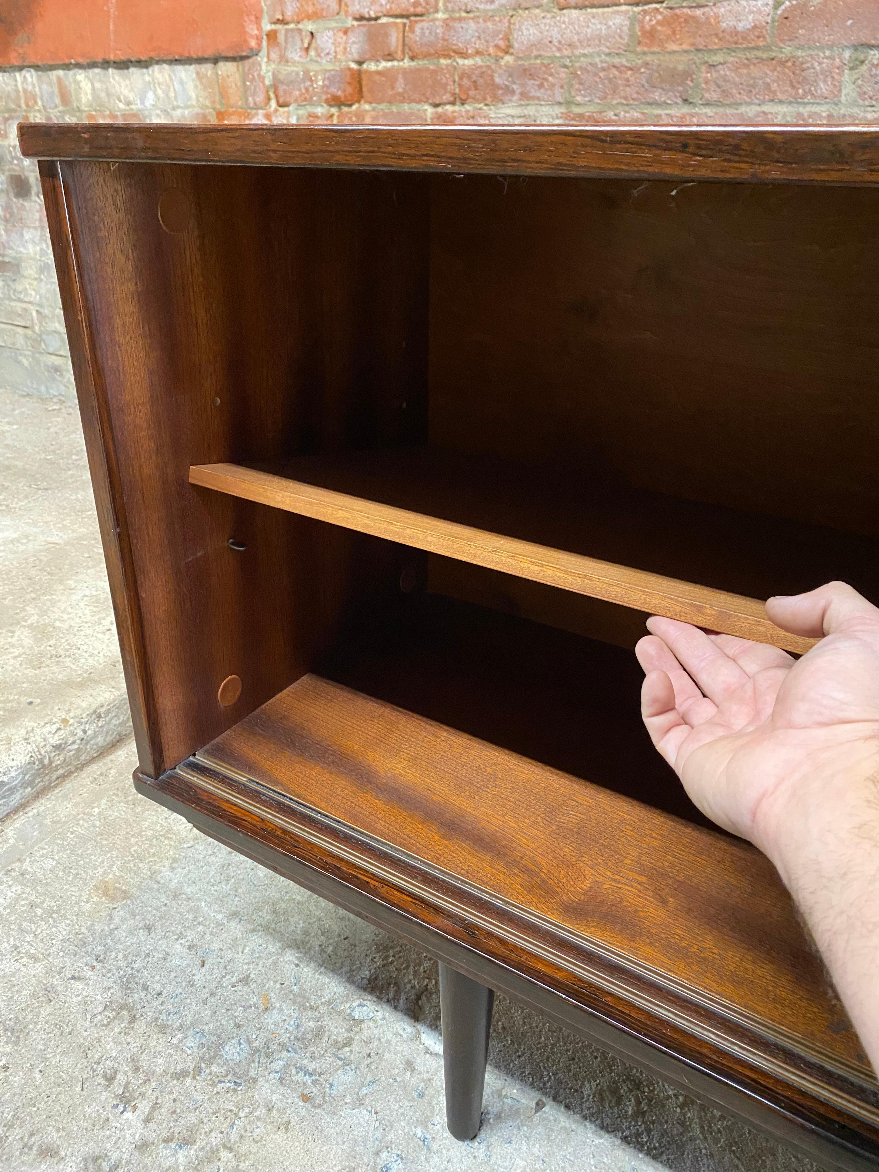 Credenza moderna danese Dyrlund a tre ante scorrevoli in legno di palissandro in vendita 4