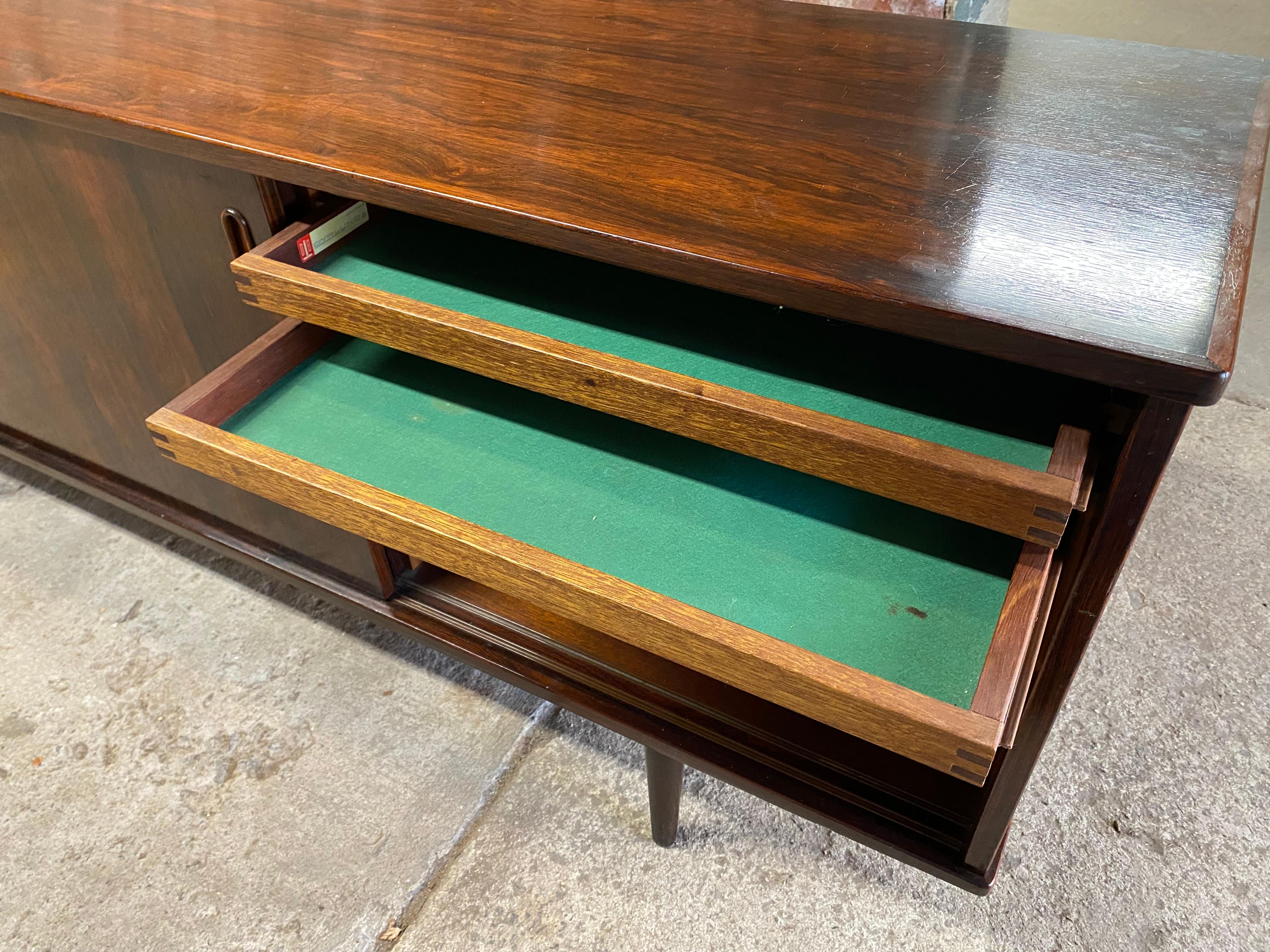 Credenza moderna danese Dyrlund a tre ante scorrevoli in legno di palissandro in vendita 5