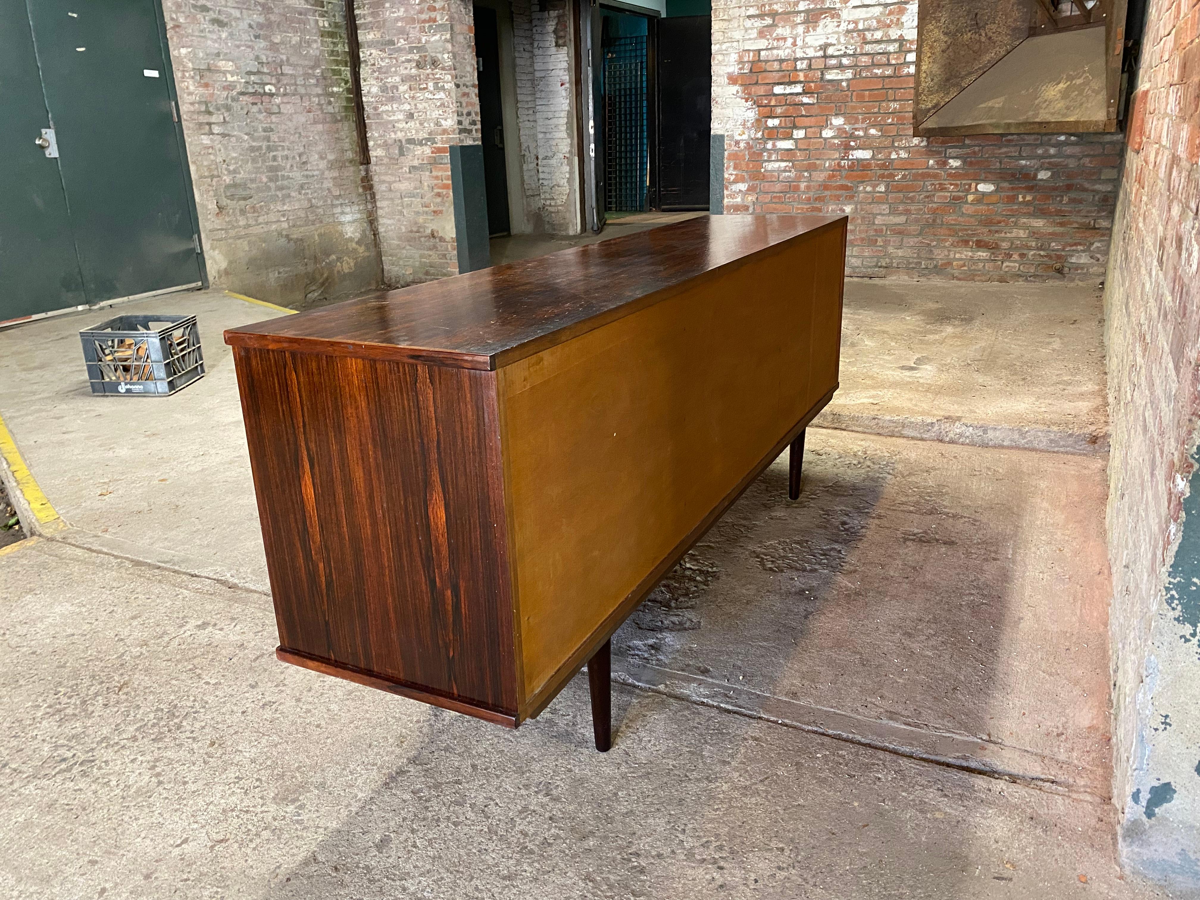 Credenza moderna danese Dyrlund a tre ante scorrevoli in legno di palissandro in vendita 7