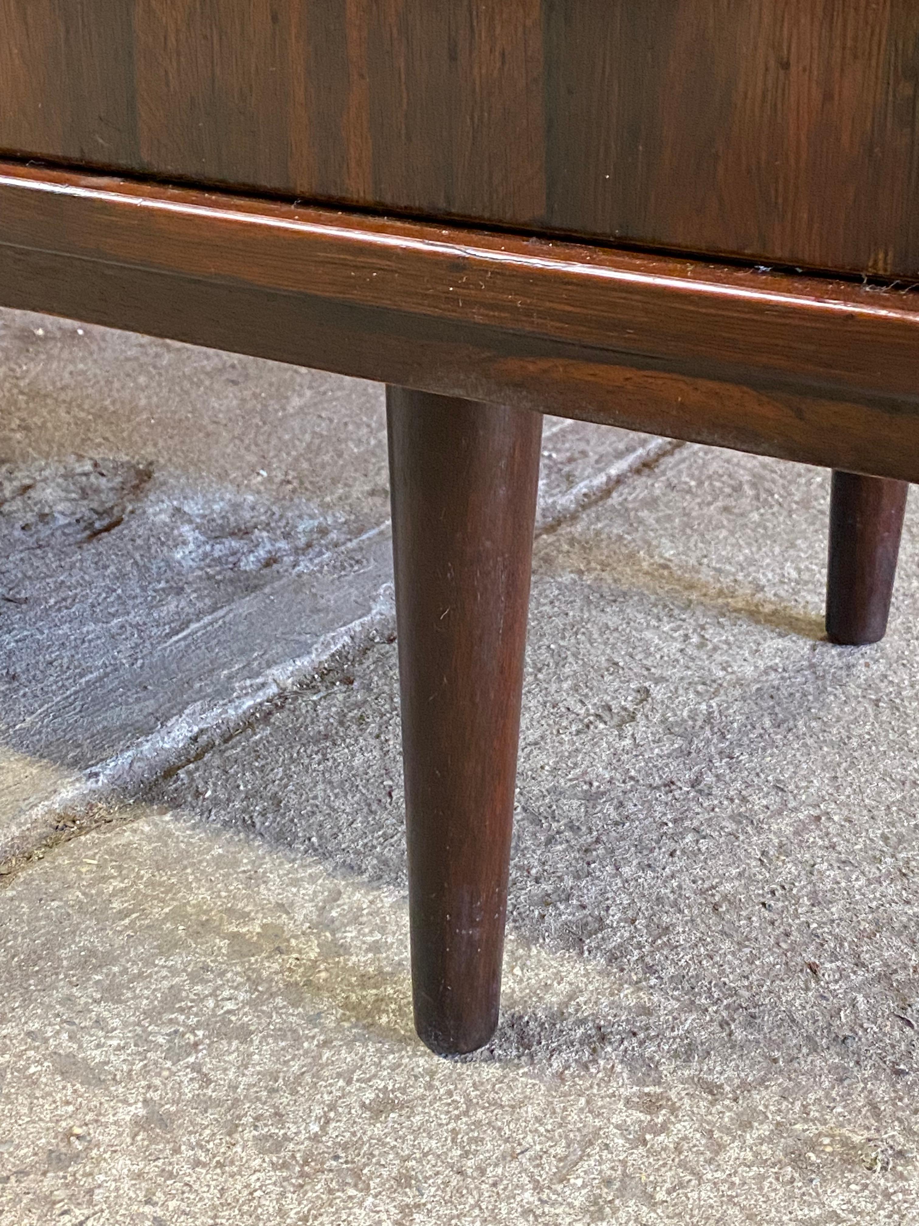 Credenza moderna danese Dyrlund a tre ante scorrevoli in legno di palissandro in vendita 8