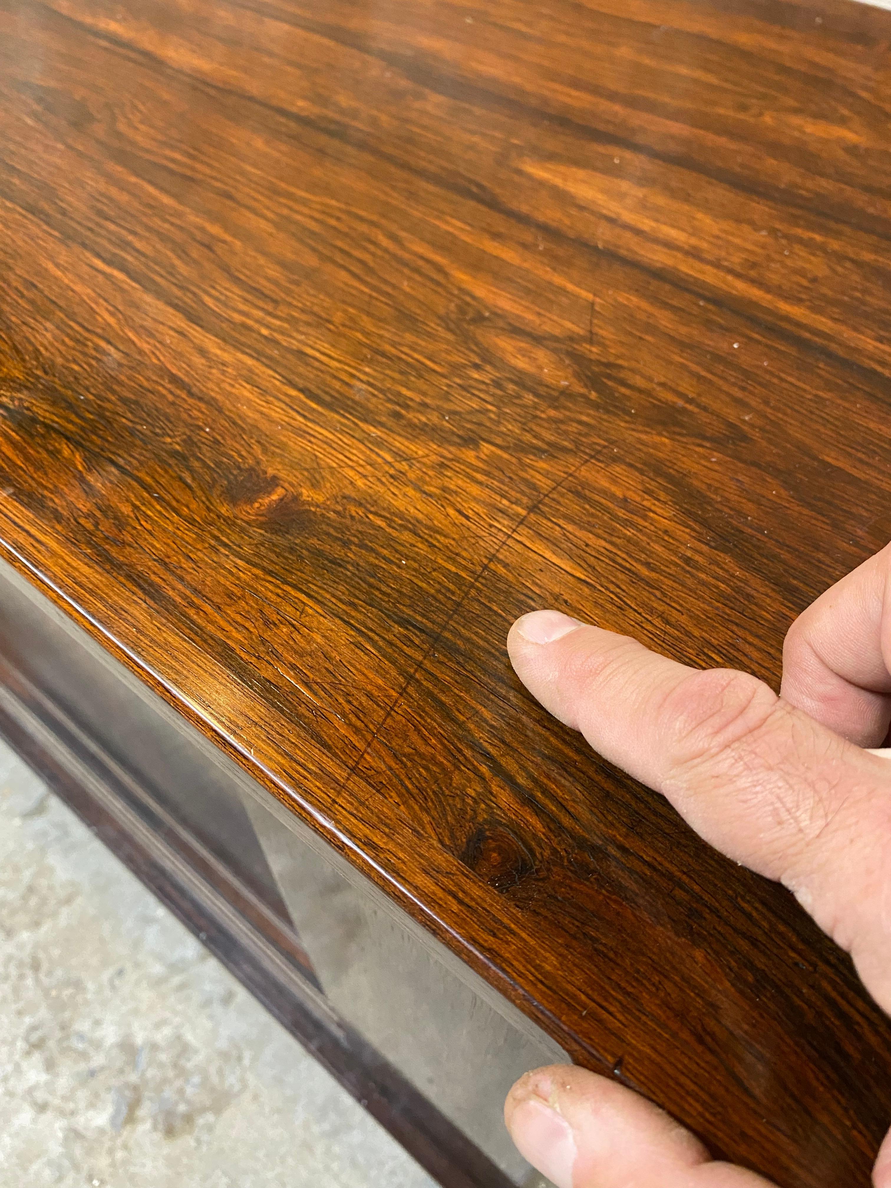 Credenza moderna danese Dyrlund a tre ante scorrevoli in legno di palissandro in vendita 9