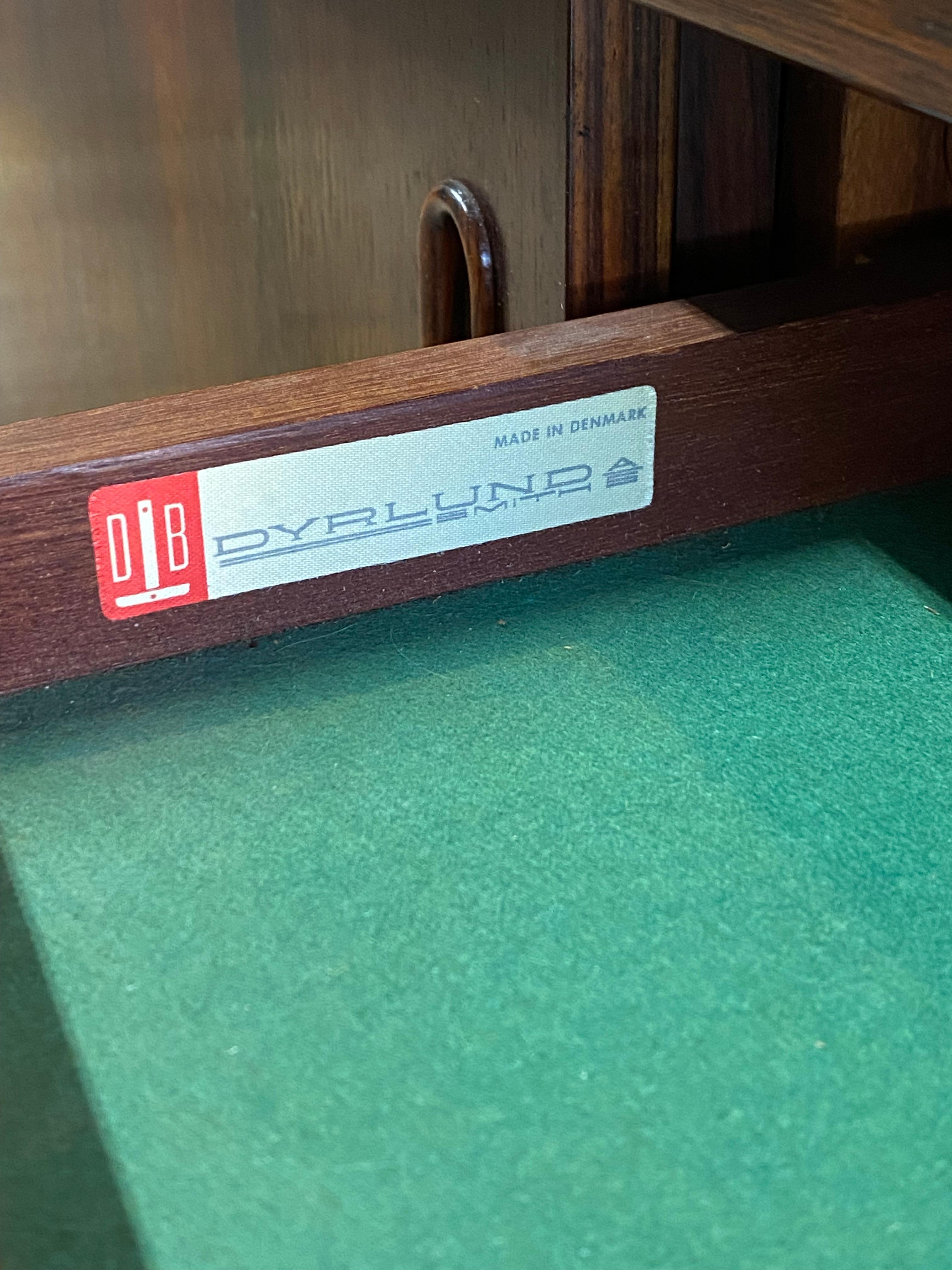 Credenza moderna danese Dyrlund a tre ante scorrevoli in legno di palissandro in vendita 12