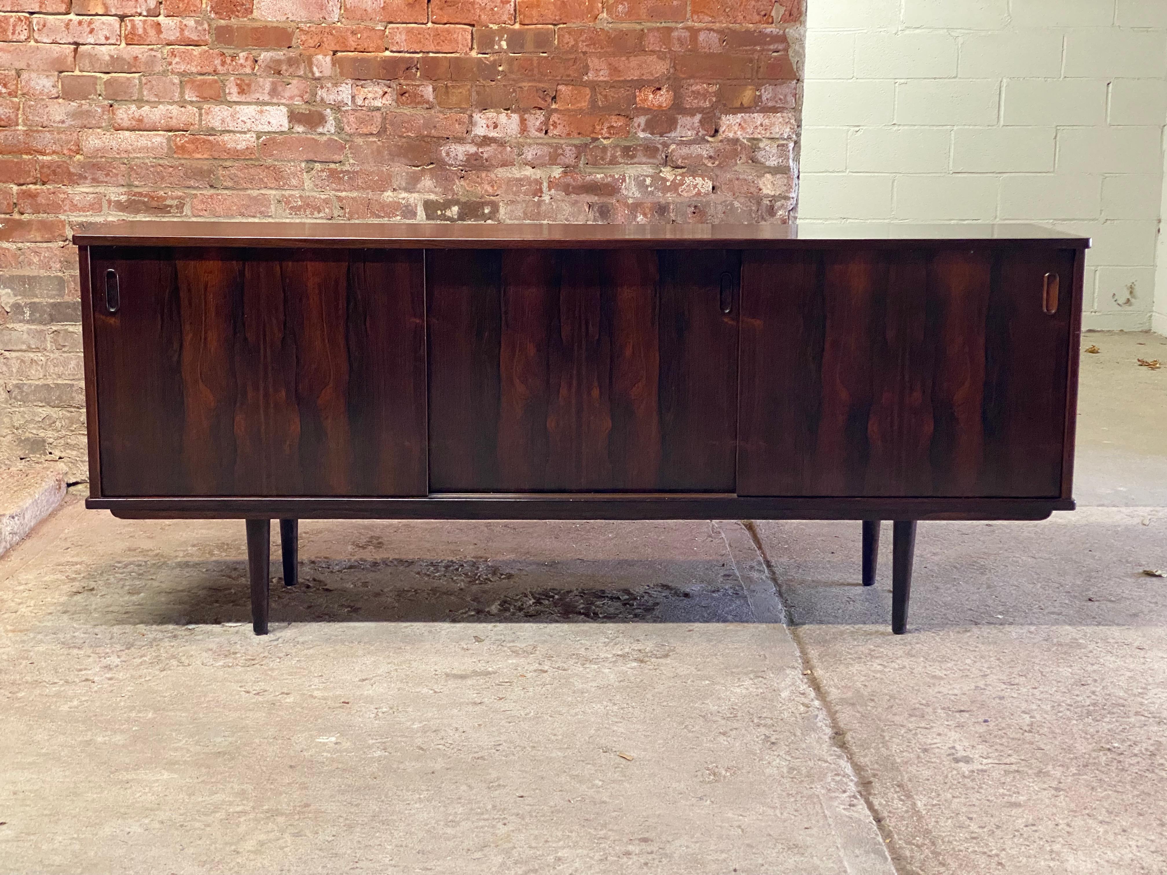 Danese Credenza moderna danese Dyrlund a tre ante scorrevoli in legno di palissandro in vendita
