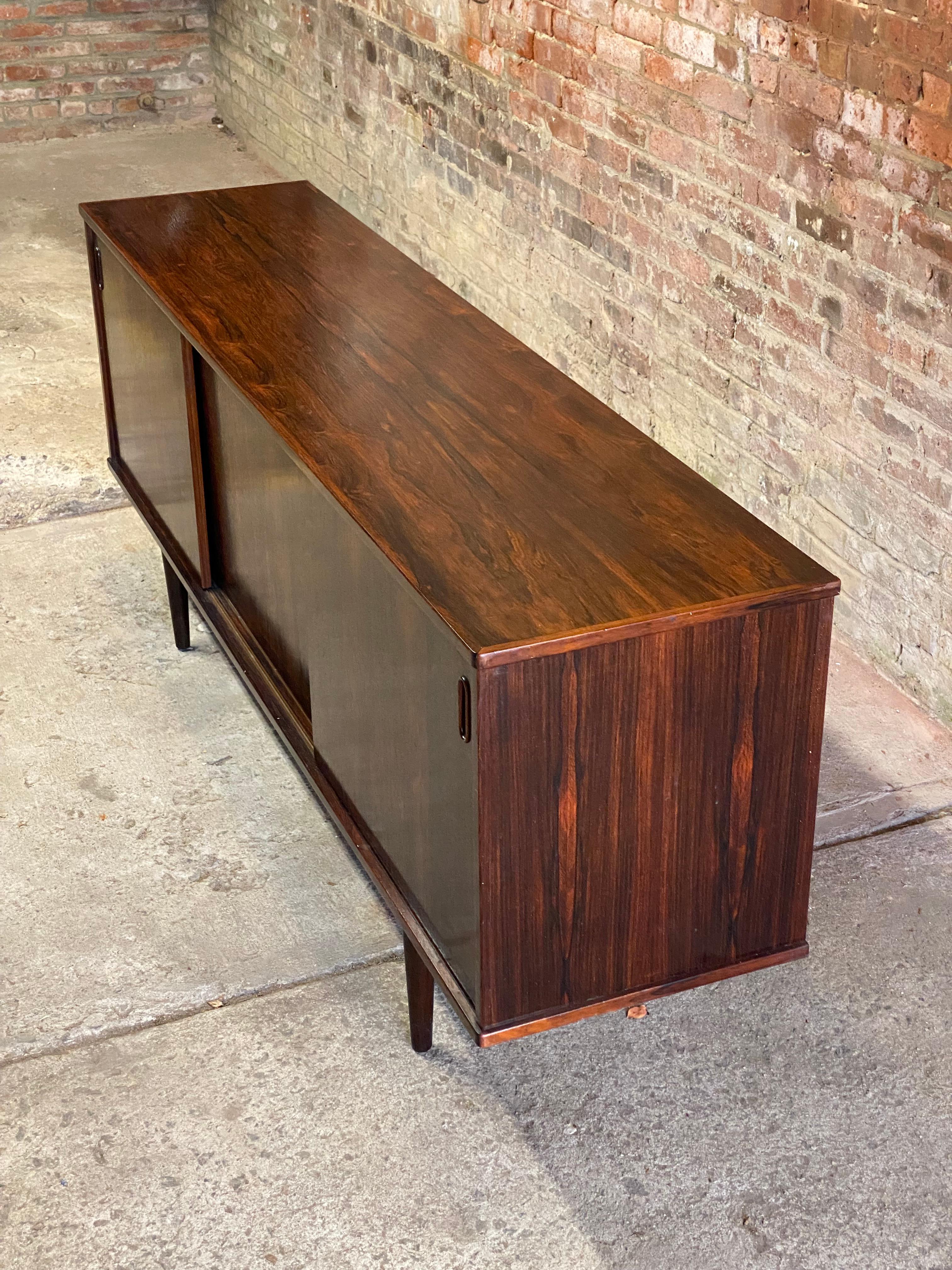 Impiallacciato Credenza moderna danese Dyrlund a tre ante scorrevoli in legno di palissandro in vendita