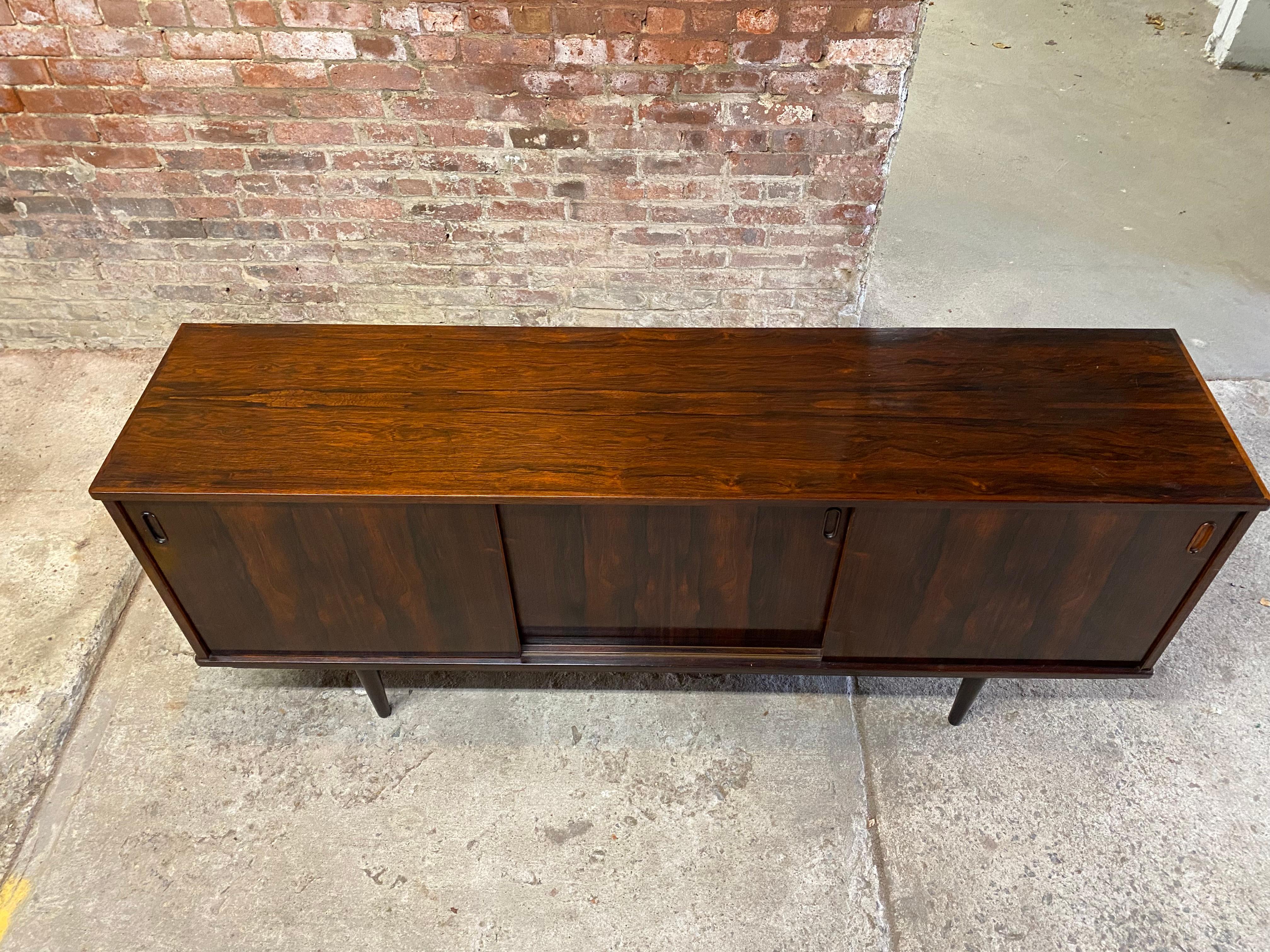 Credenza moderna danese Dyrlund a tre ante scorrevoli in legno di palissandro In condizioni buone in vendita a Garnerville, NY