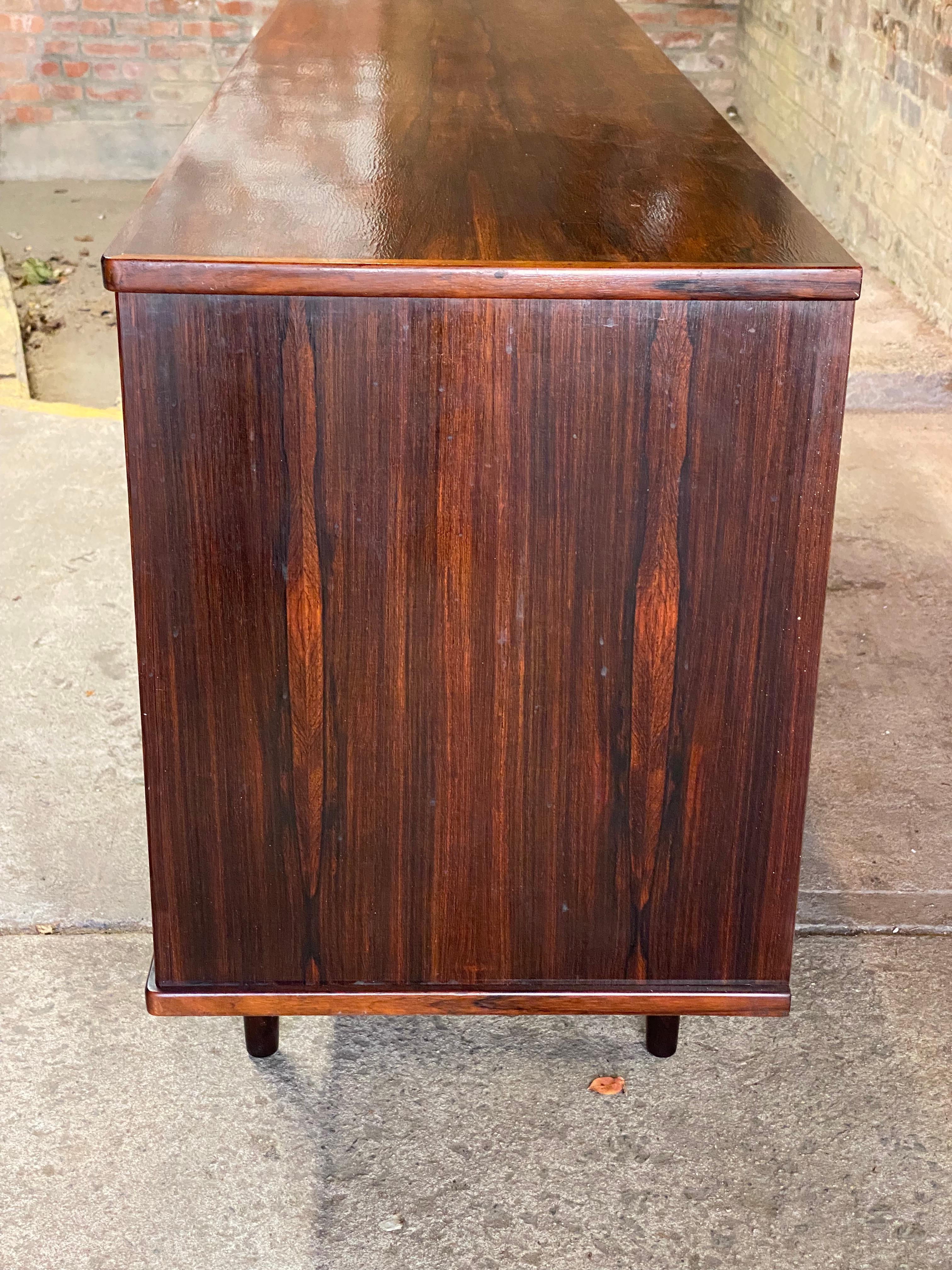 XX secolo Credenza moderna danese Dyrlund a tre ante scorrevoli in legno di palissandro in vendita