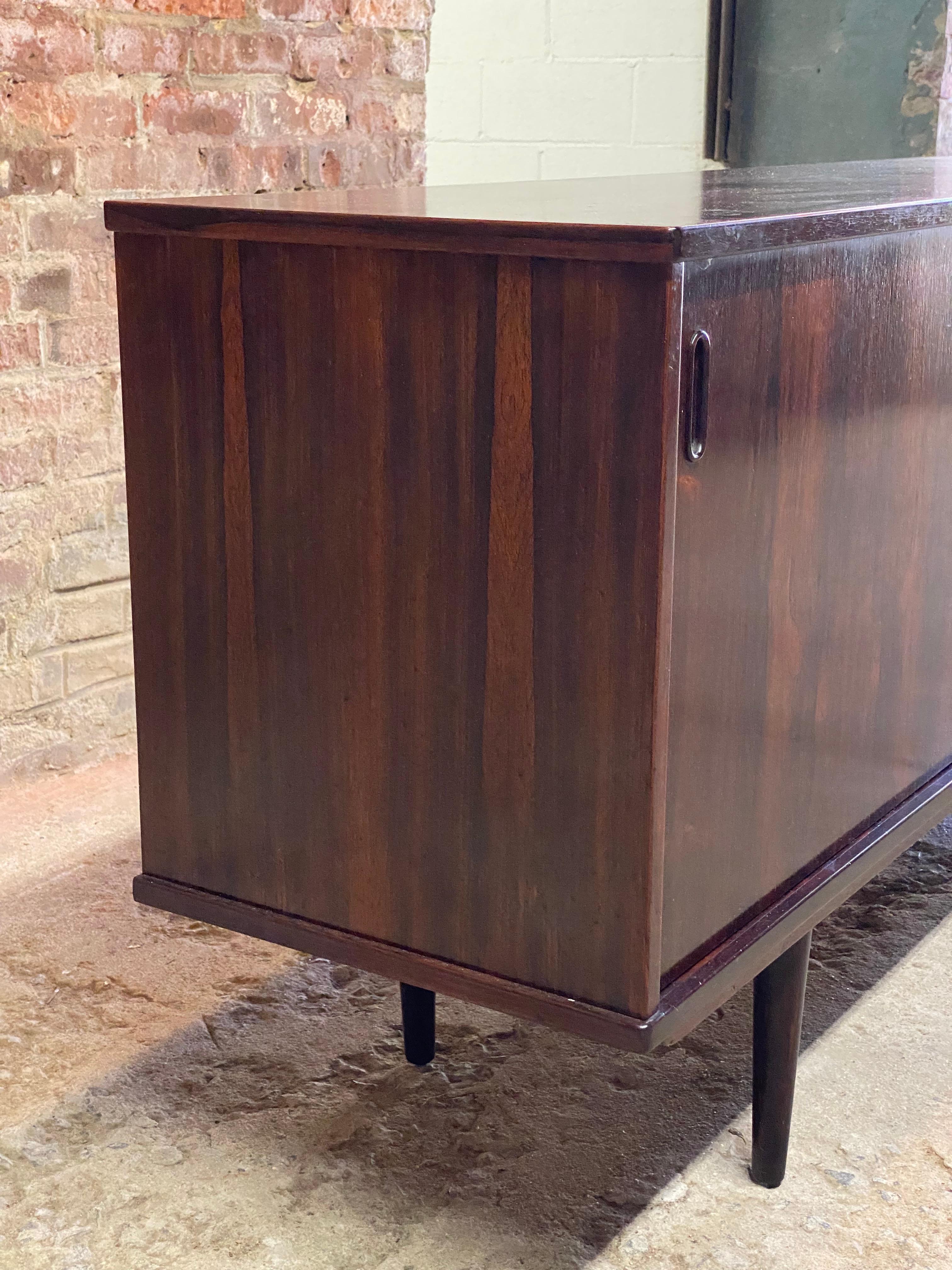 Palissandro Credenza moderna danese Dyrlund a tre ante scorrevoli in legno di palissandro in vendita