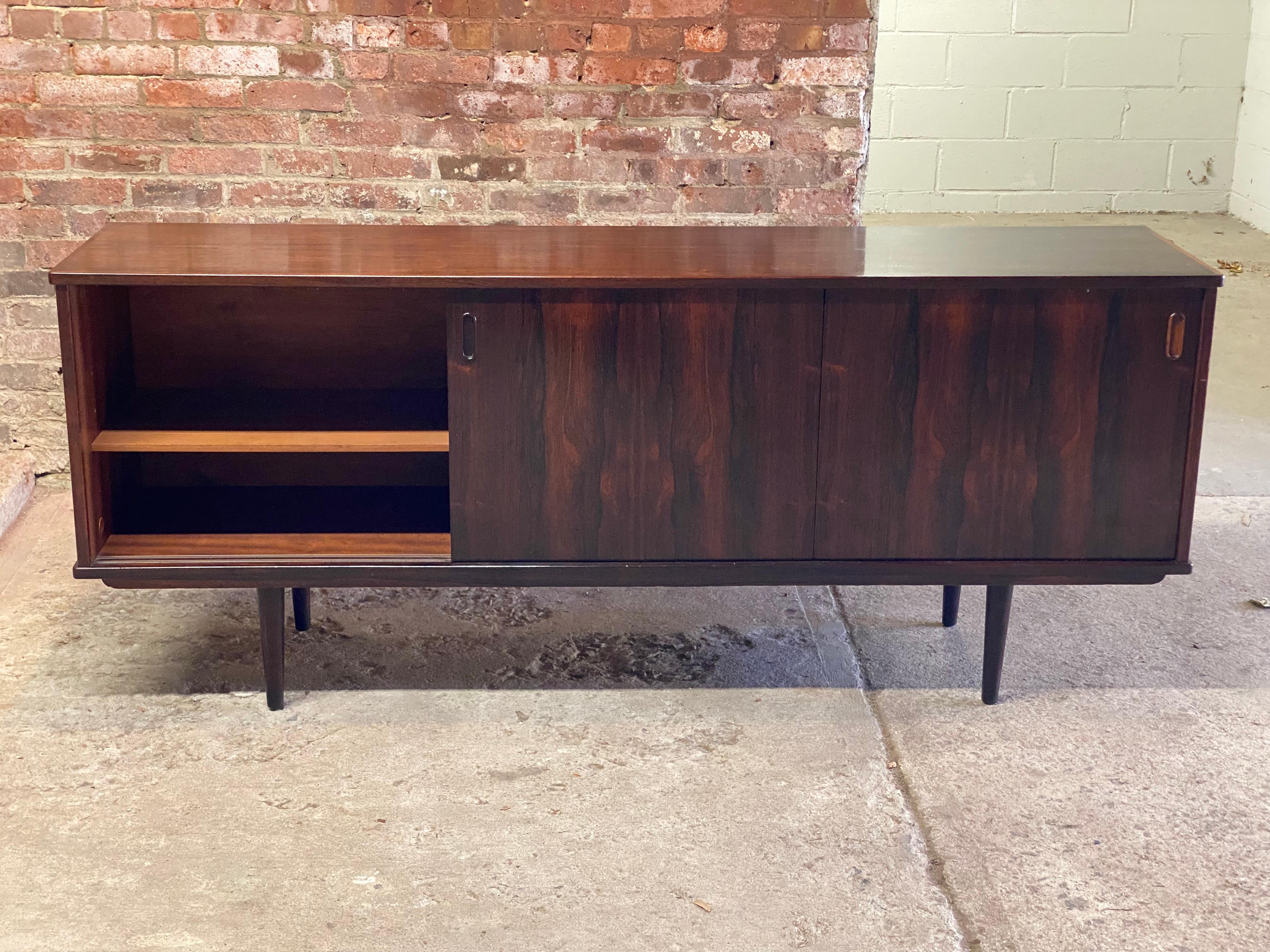 Credenza moderna danese Dyrlund a tre ante scorrevoli in legno di palissandro in vendita 1