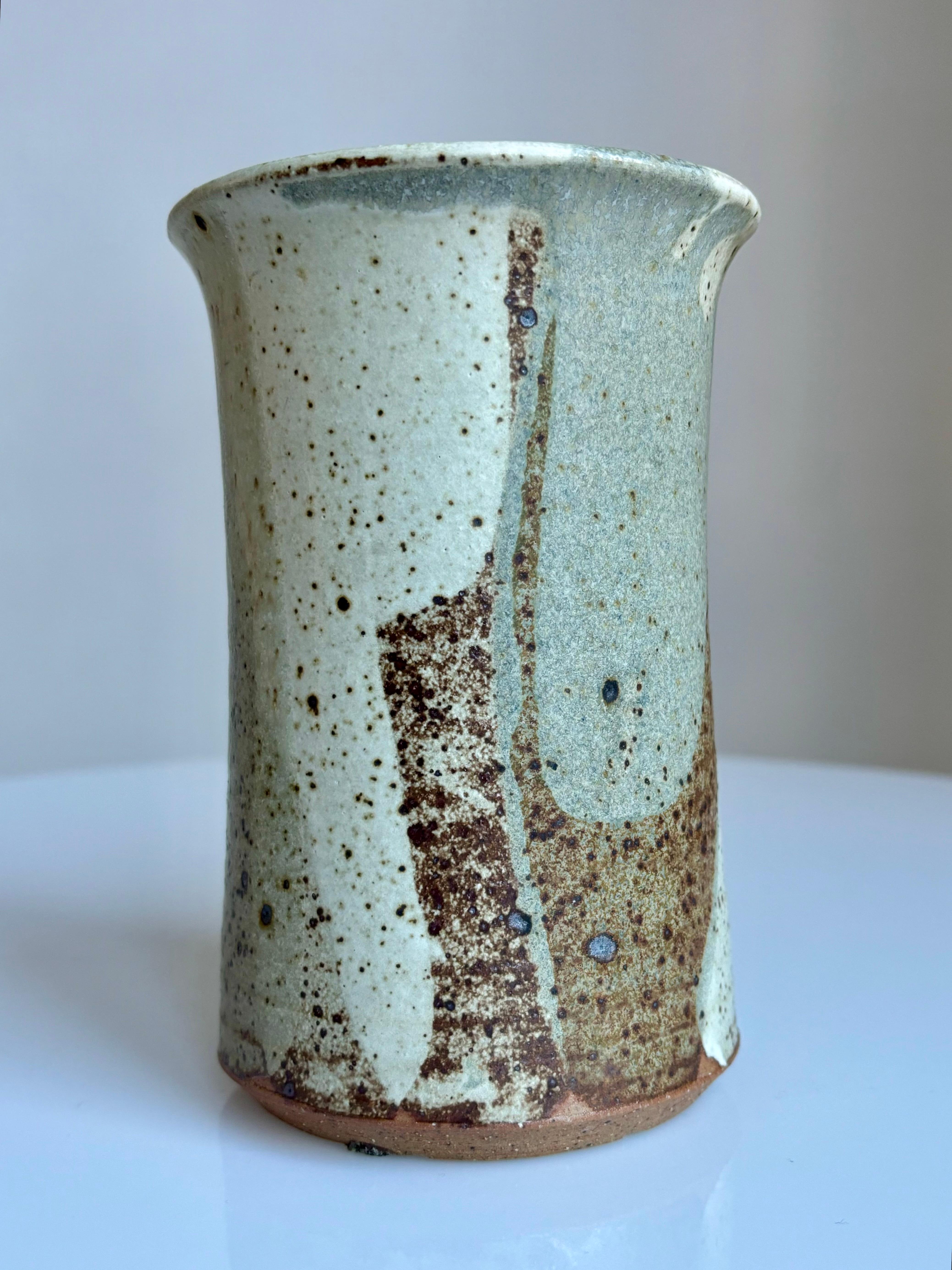 Vaso danese in ceramica moderna con splendida smaltatura maculata nei colori bianco crema, beige, verde salvia e marrone caldo. Realizzato a mano dall'artista Svend Aage Larsen (1931-2004) negli anni Ottanta. Firmato dall'artista. Bellissime
