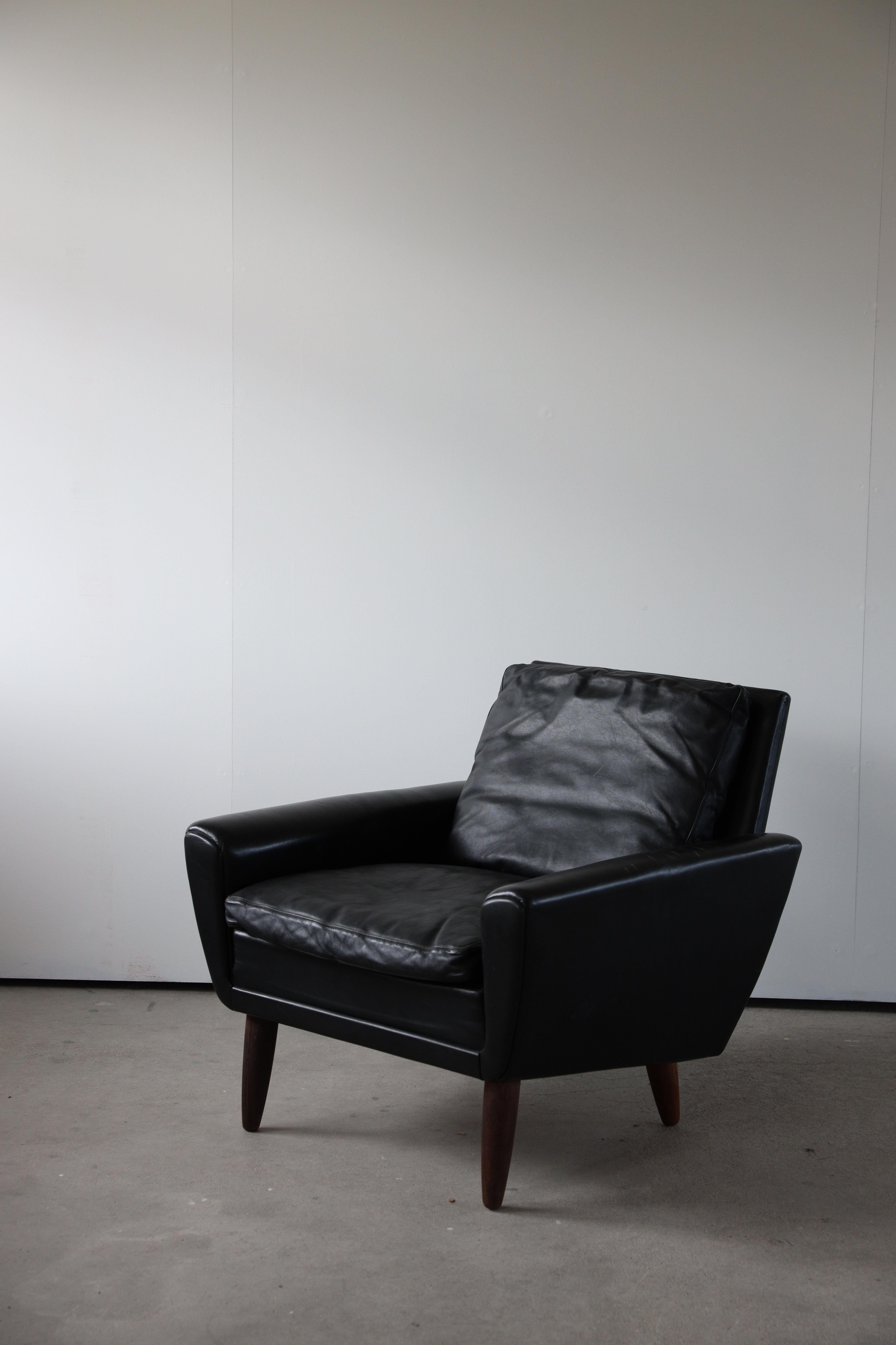Danish modern easy chair by Georg Thams for Vejen Polstermøbelfabrik, made in black leather and rosewood legs, 1964.
The leather is in good condition showing a beautiful patina ideal for its age. The sofa sits on solid rosewood legs.