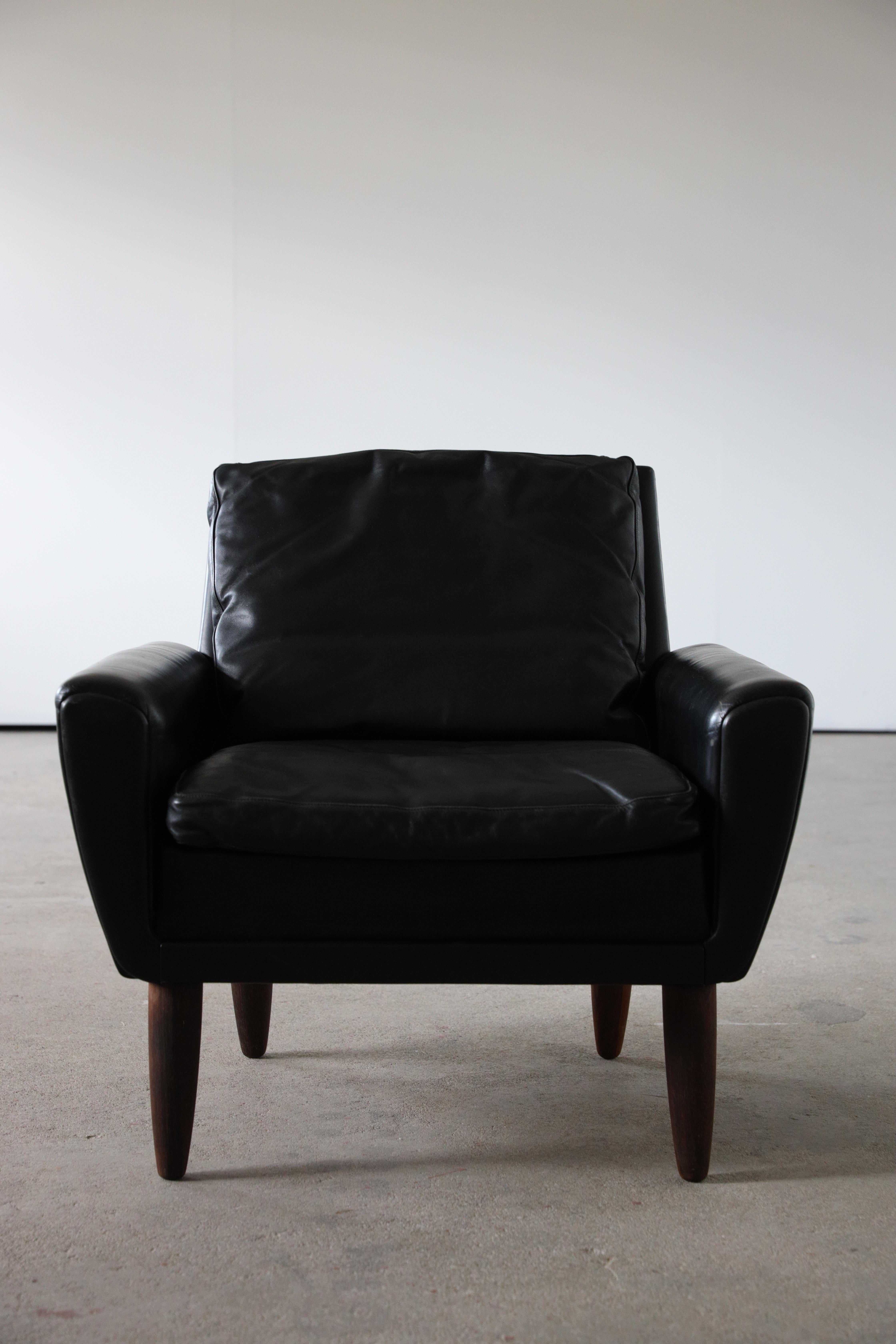 Danish Modern Easy Chair by Georg Thams in Black Leather and Rosewood Legs, 1964 In Good Condition In Odense, DK
