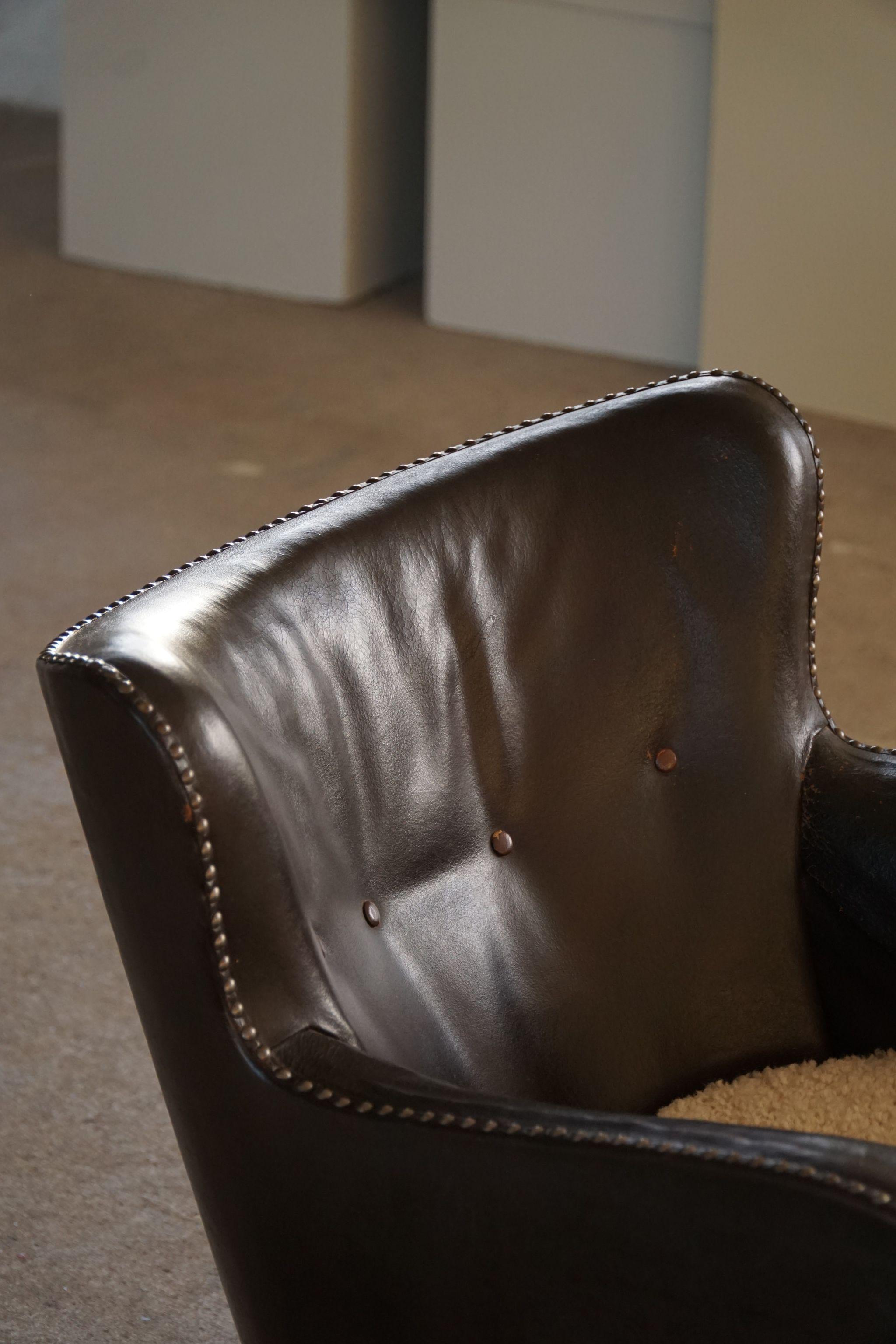 Dänischer moderner Sessel aus Leder und Lammfell, Fritz Hansen, hergestellt in den 1930er Jahren im Angebot 2
