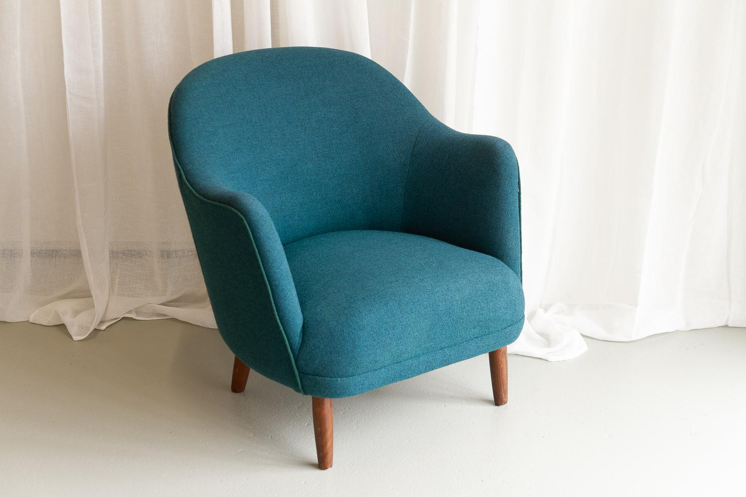 Danish Modern Easy Chair in Teal Blue, 1950s.

Elegant Scandinavian Mid-Century Modern lounge chair in wool fabric and sleek round tapered stained beech legs. Made by Danish master carpenter in Denmark in the 1950s.
Beautiful round and organic shape