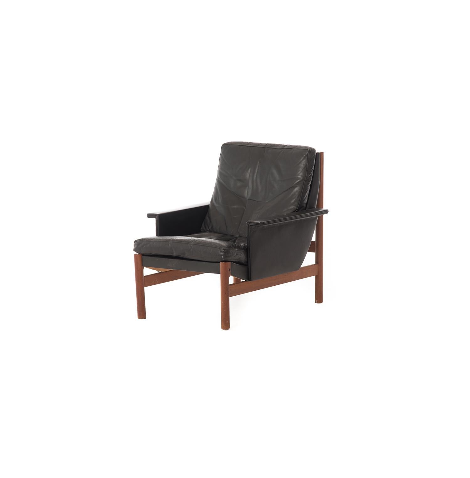 This original 1960s Danish modern lounge chair with a sweeping back angle has great lines and offers extreme comfort to boot. This might very well be your new favorite napping chair! Original black leather and springs in great condition, leather has