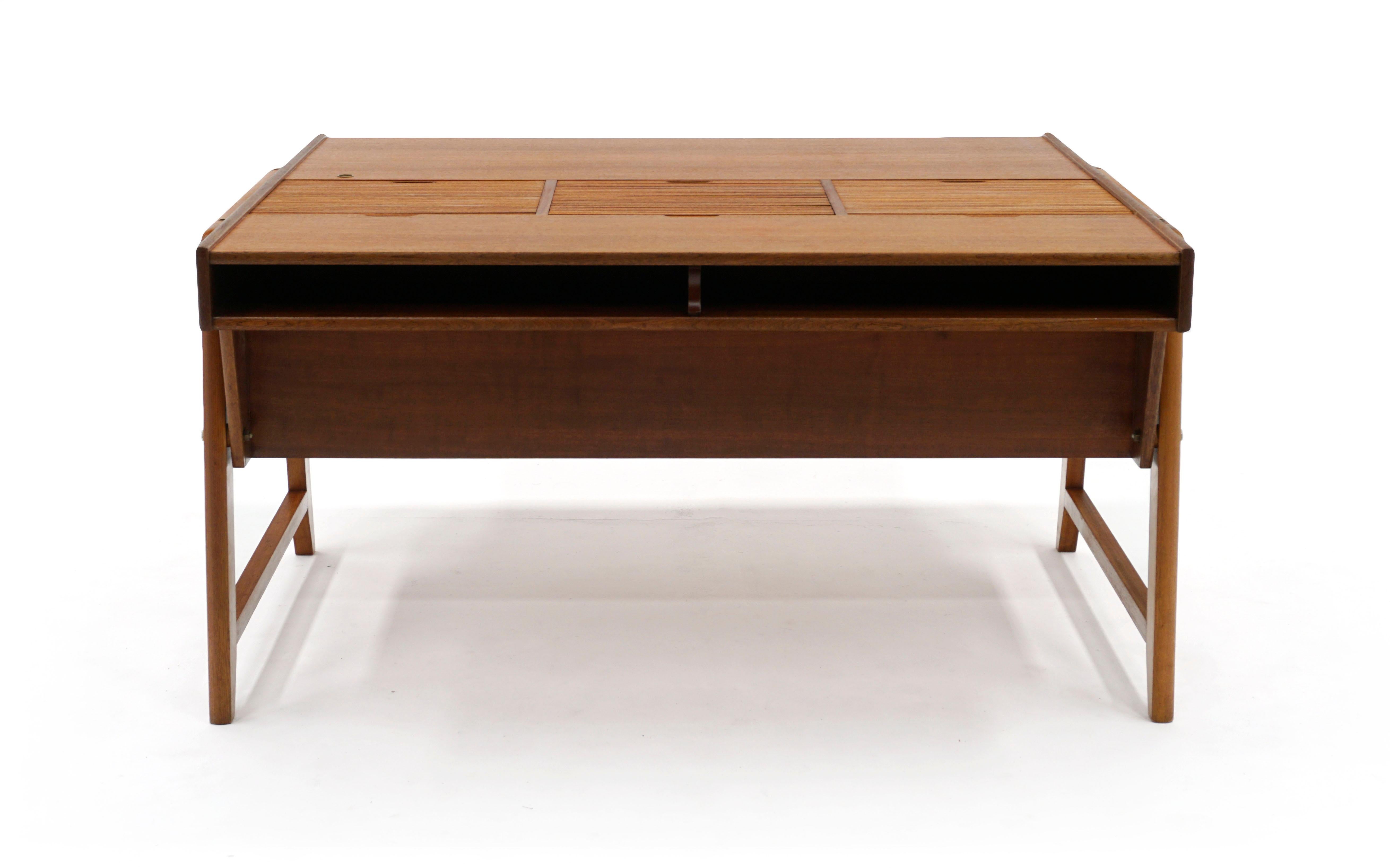 Dänischer moderner „Eden“ Partner-Schreibtisch der dänischen Moderne, große Oberfläche mit Rollplatte, Schränke (Skandinavische Moderne) im Angebot
