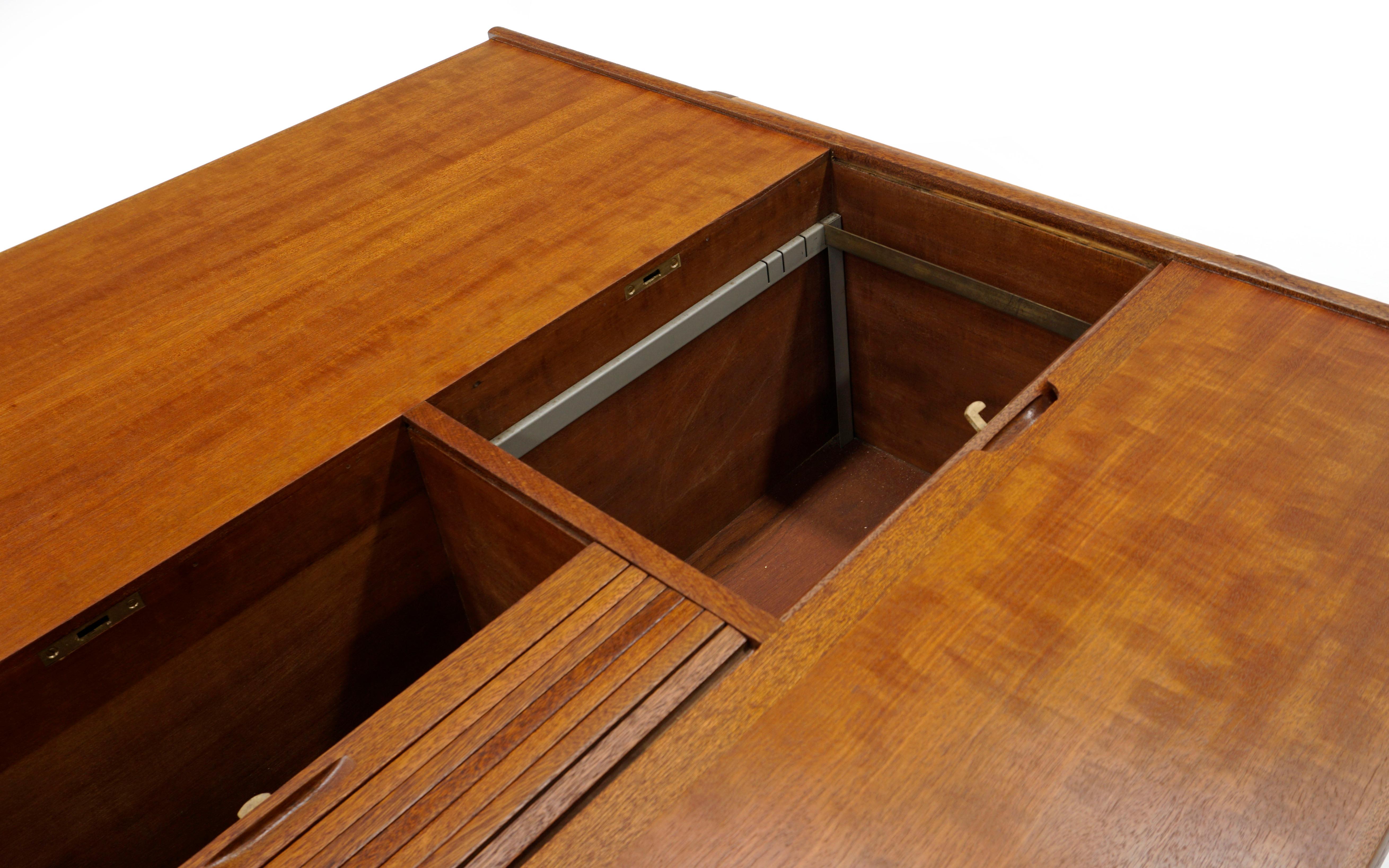 Dänischer moderner „Eden“ Partner-Schreibtisch der dänischen Moderne, große Oberfläche mit Rollplatte, Schränke (Mitte des 20. Jahrhunderts) im Angebot